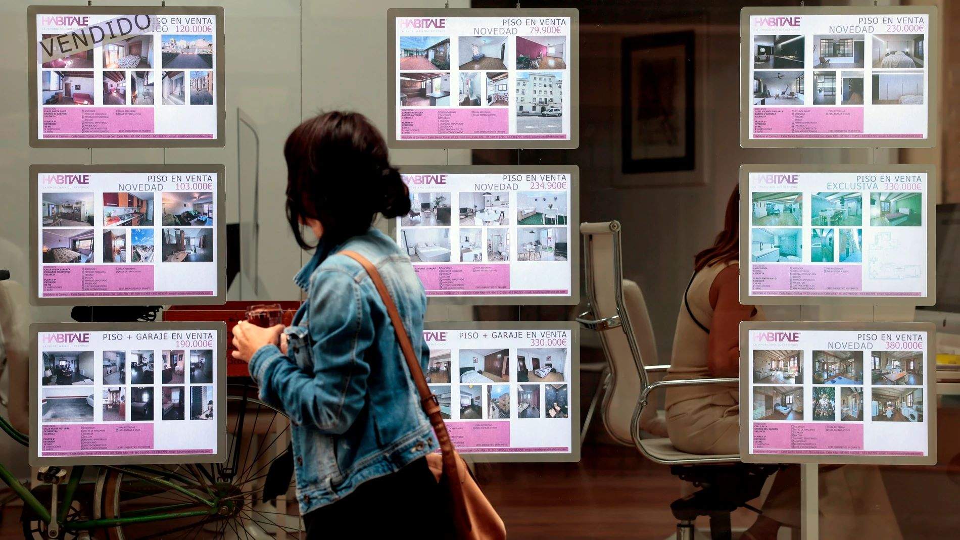joven escaparate vivienda anuncios efe