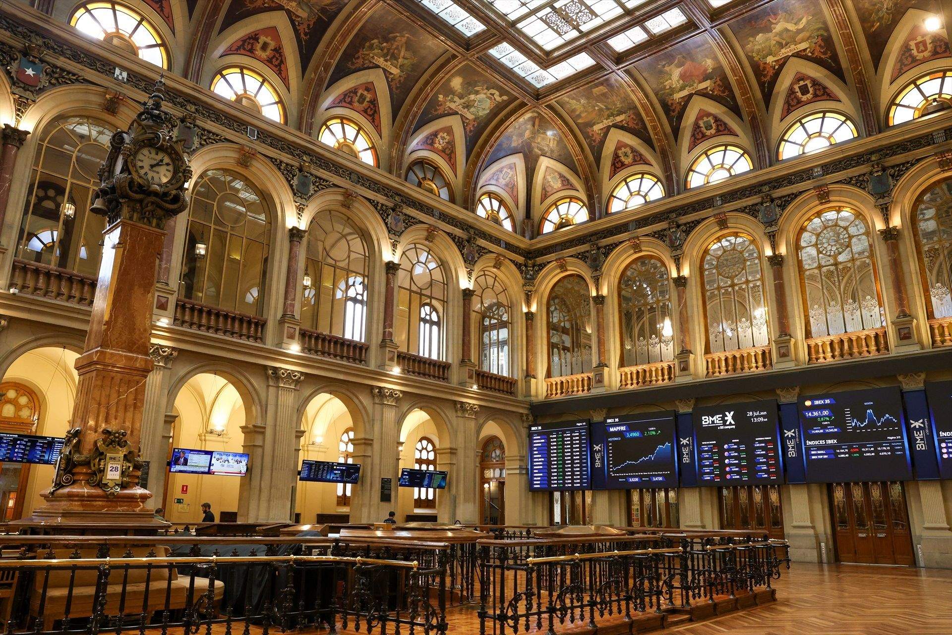 L'Ibex-35 conquereix els 14.900 punts (+0,36%) en l'obertura després de l'IPC d'Espanya