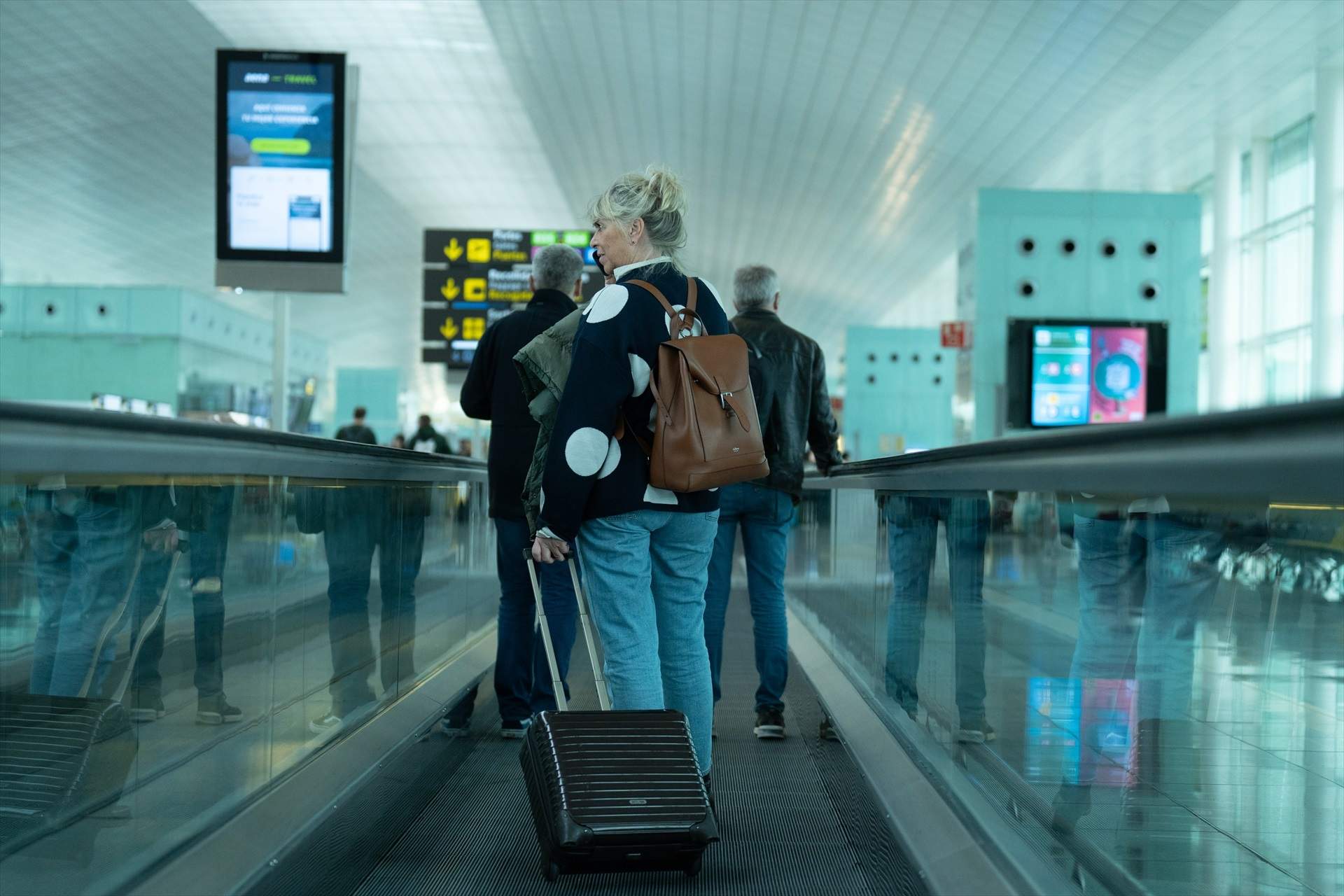 EuropaPress 5700605 mujer camina maleta cita aeropuerto prat 19 enero 2023 prat llobregat