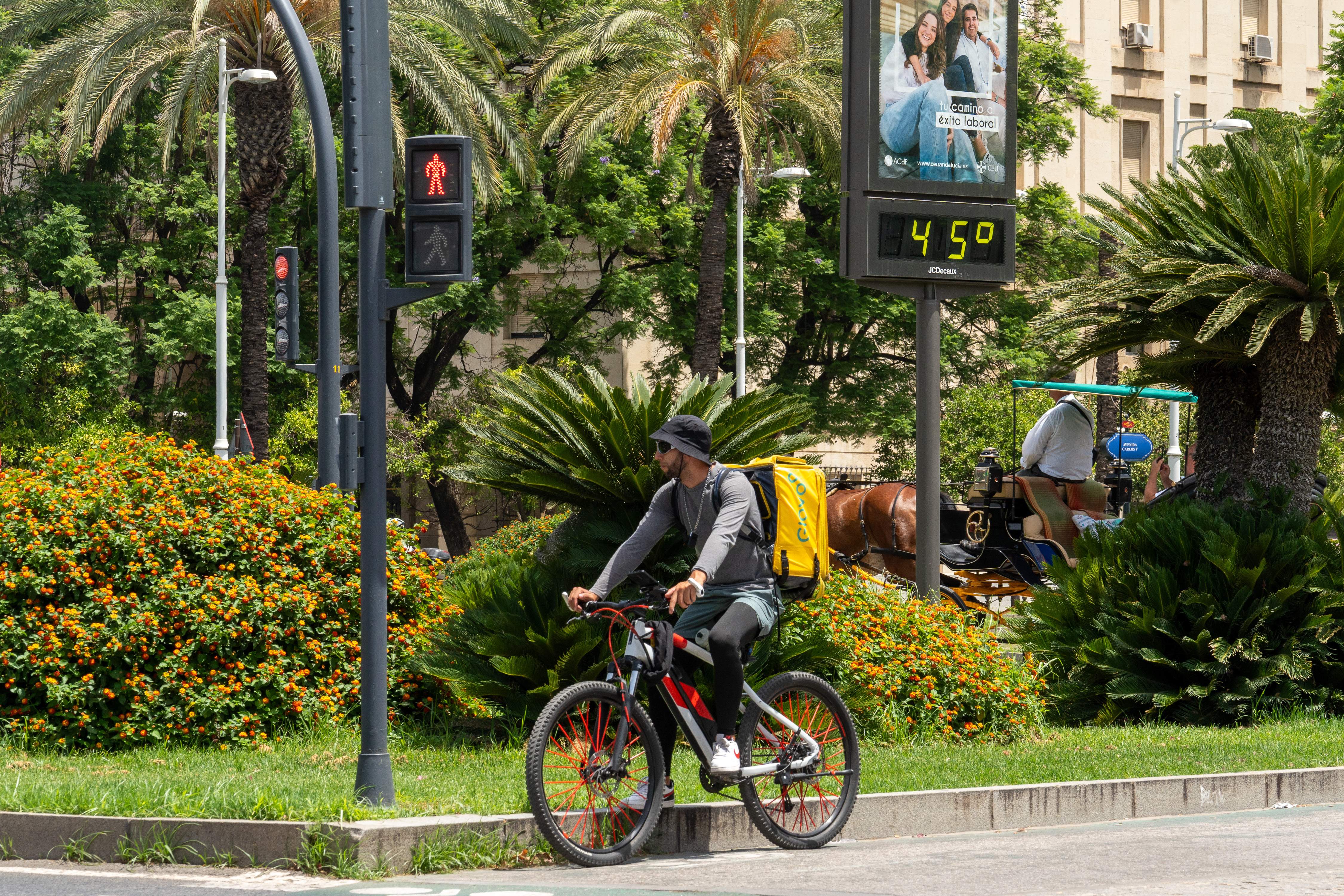 EuropaPress 6097734 termometro marca 45 grados 1400 tarde junto trabajador glovo bicicleta 19