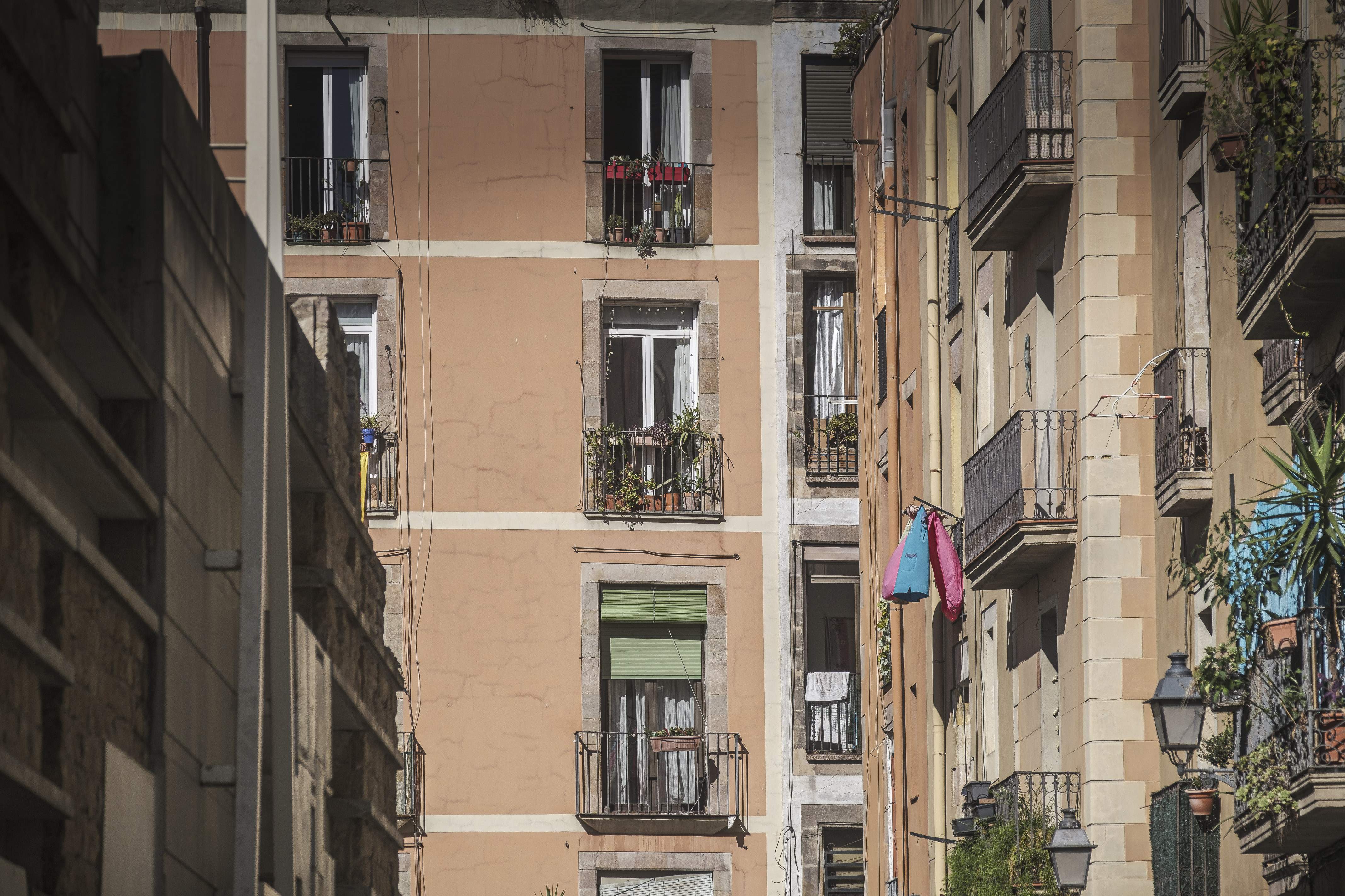 Imatge d'un bloc d'habitatges al centre de Barcelona | ACN