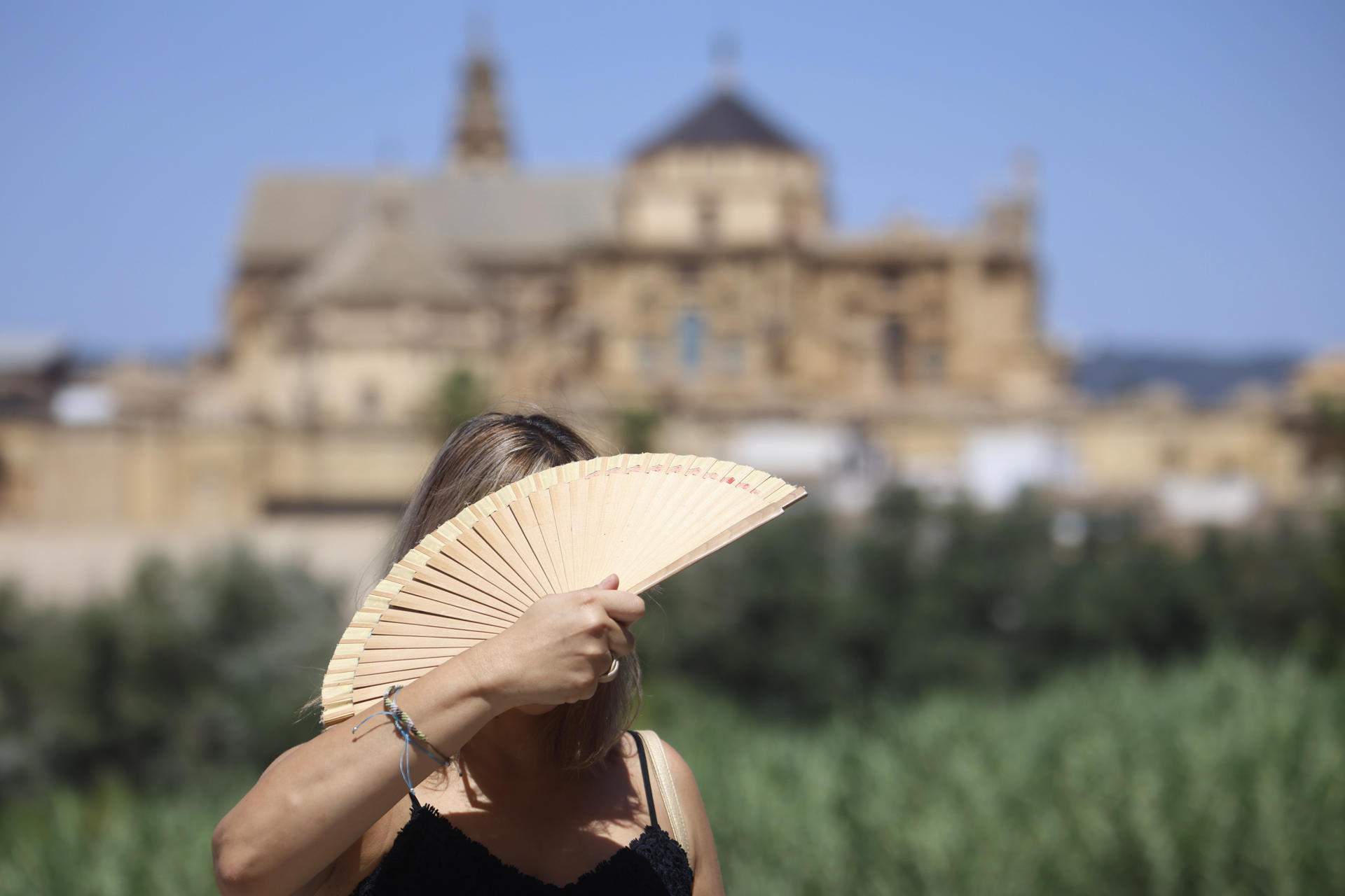 Imatge d'una persona protegint-se de la calor i el sol