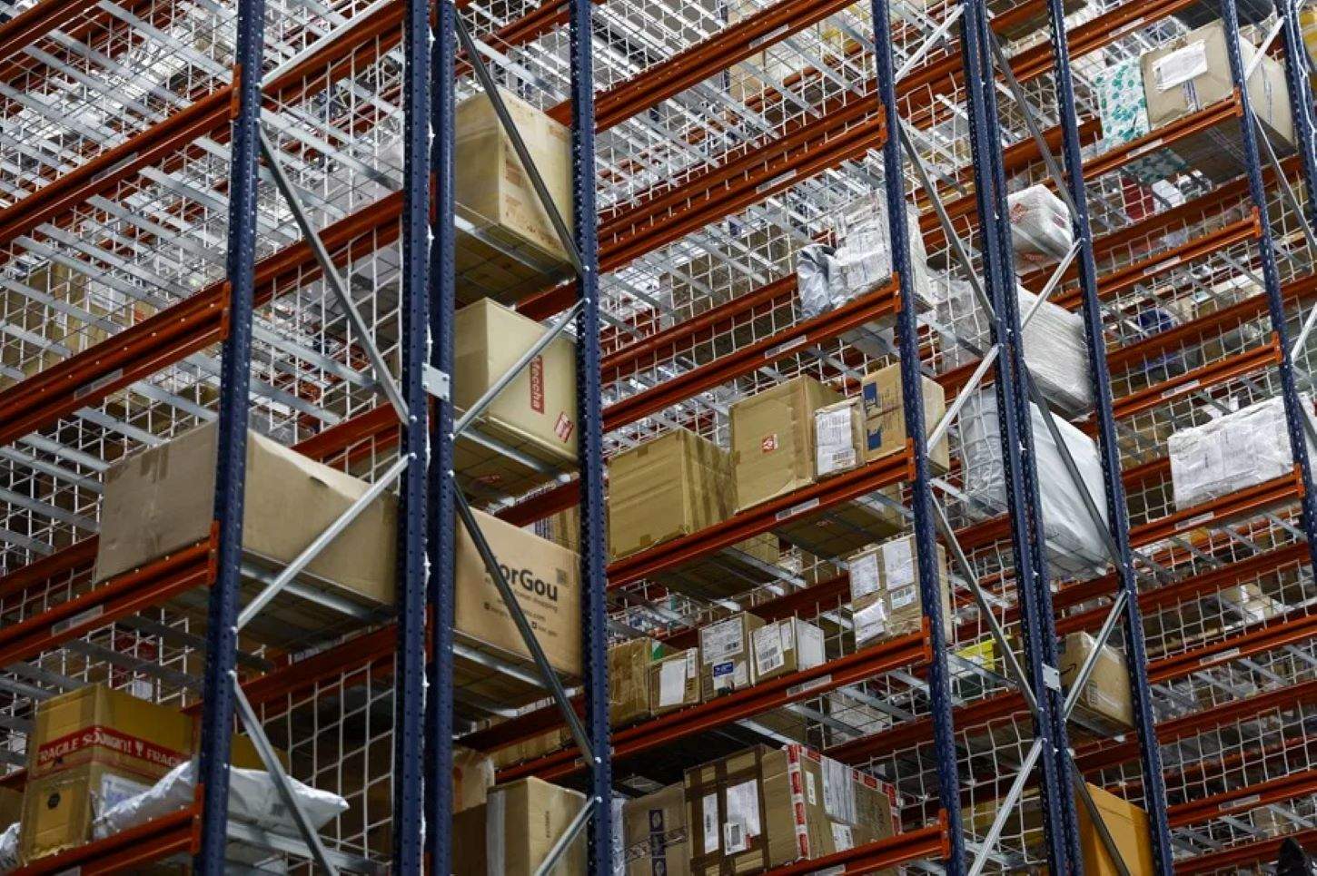 Les empreses de paqueteria europees suspenen enviaments als EUA per la fi de les exempcions