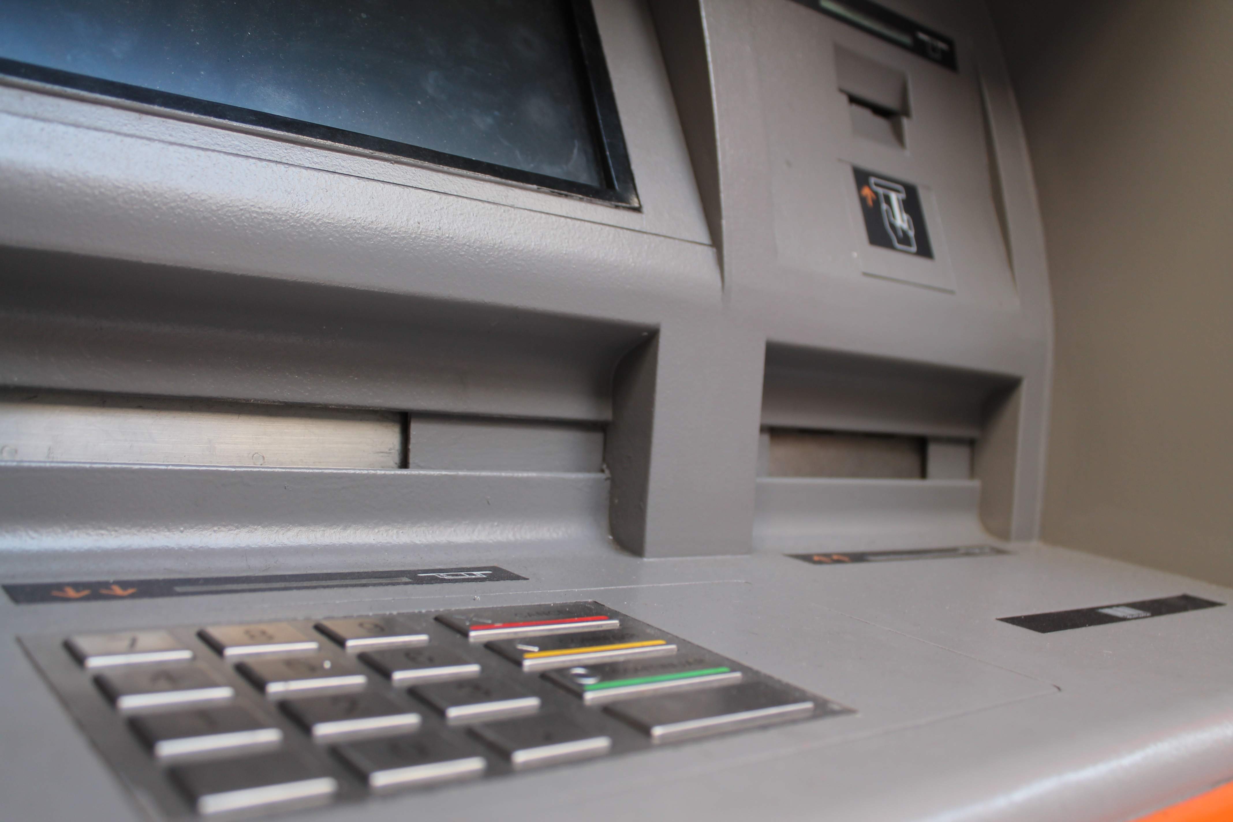 La advertencia de una notaria: sacar dinero de una cuenta antes de un fallecimiento trae líos con Hacienda