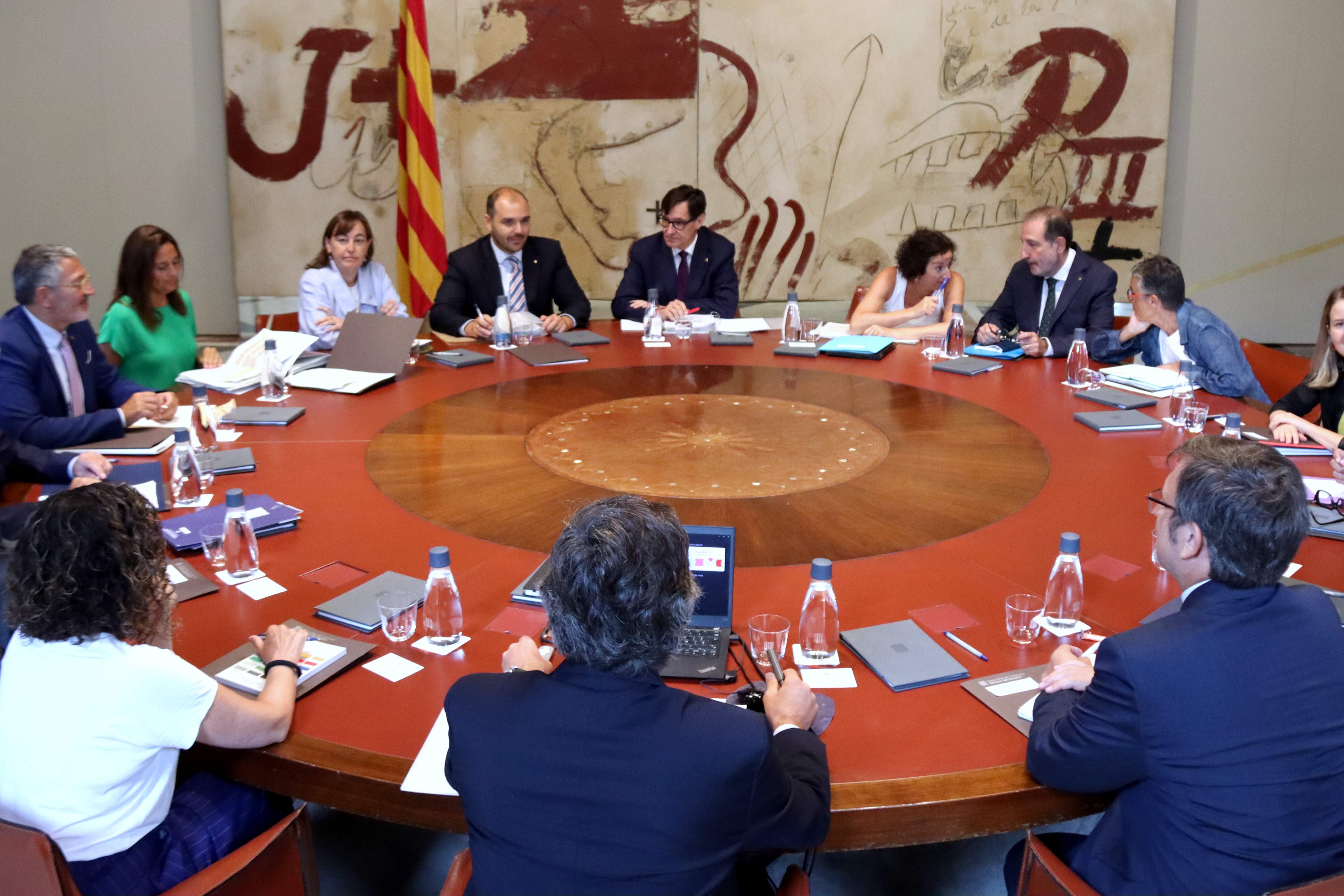 El Govern firma 7 préstamos para refinanciar 3.500 millones de deuda del FLA