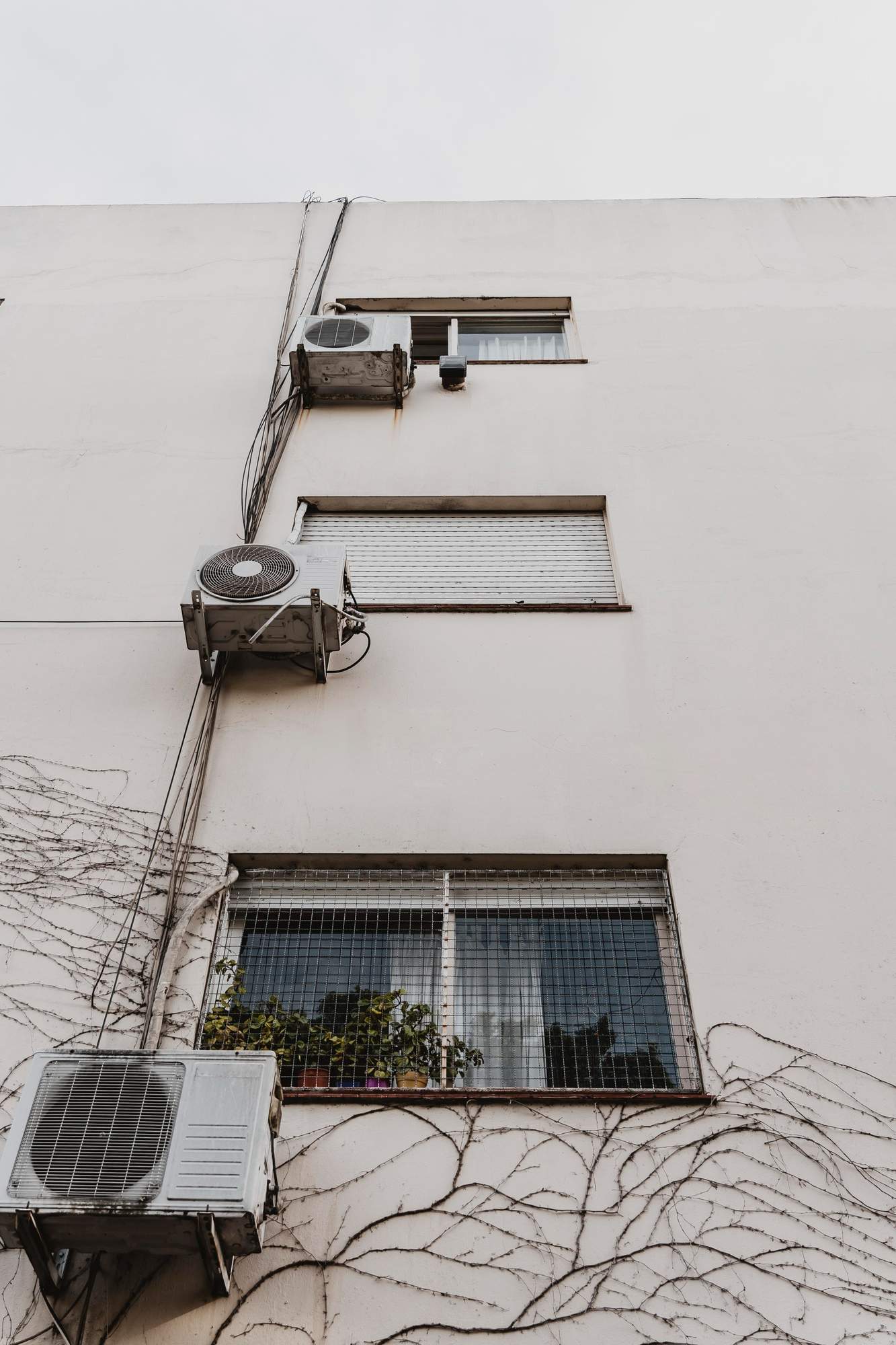 El BOE avisa: prohibido instalar la máquina del aire acondicionado en la fachada