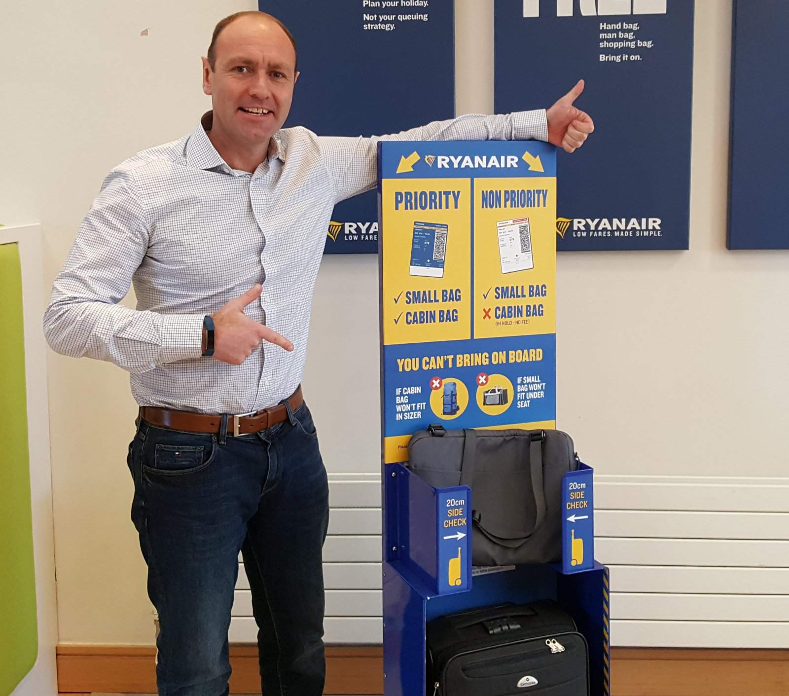 Ryanair sube la prima a los trabajadores que detecten las maletas que sobrepasan las medidas