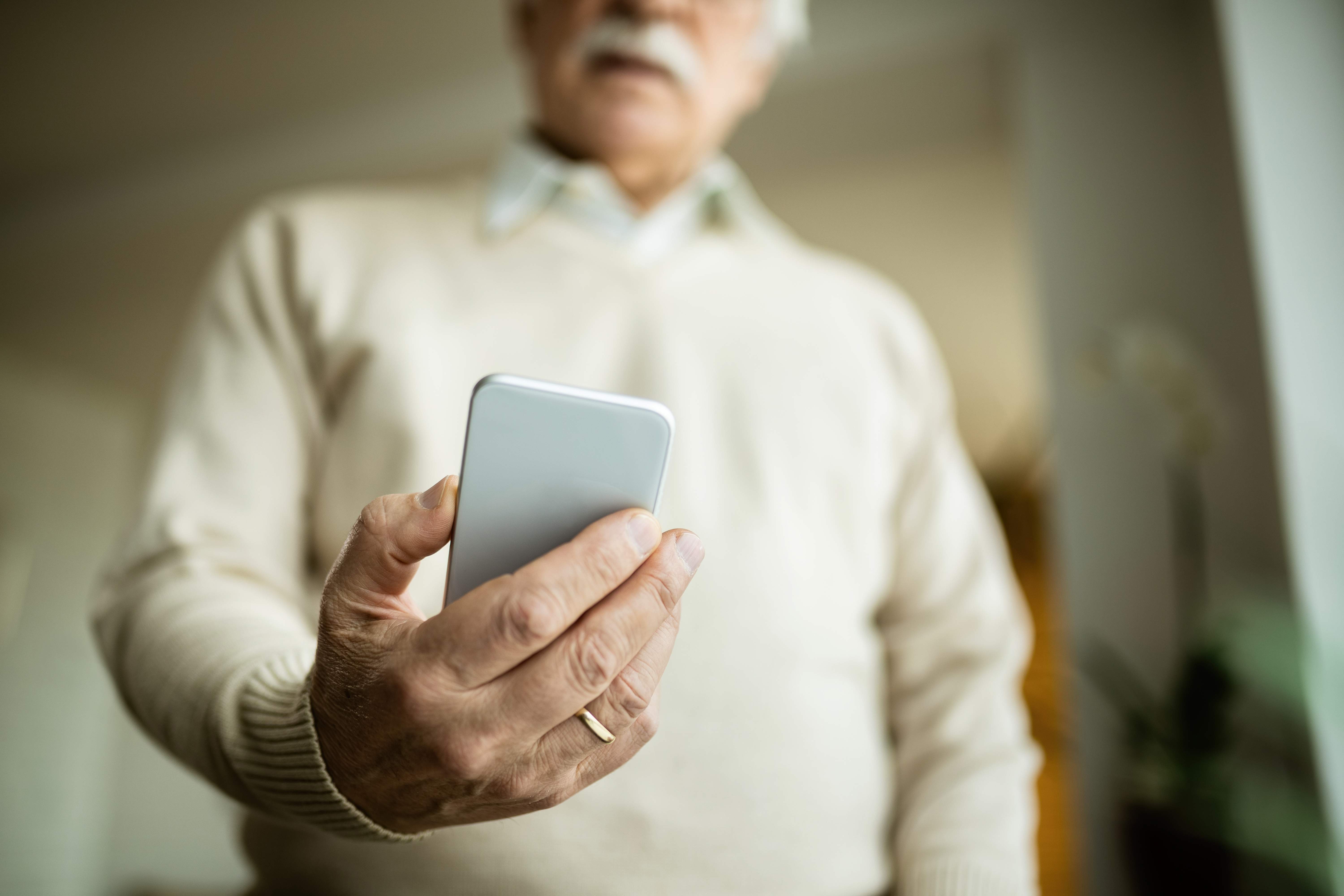 Menys de la meitat dels majors de 65 anys utilitza aplicacions sense ajuda