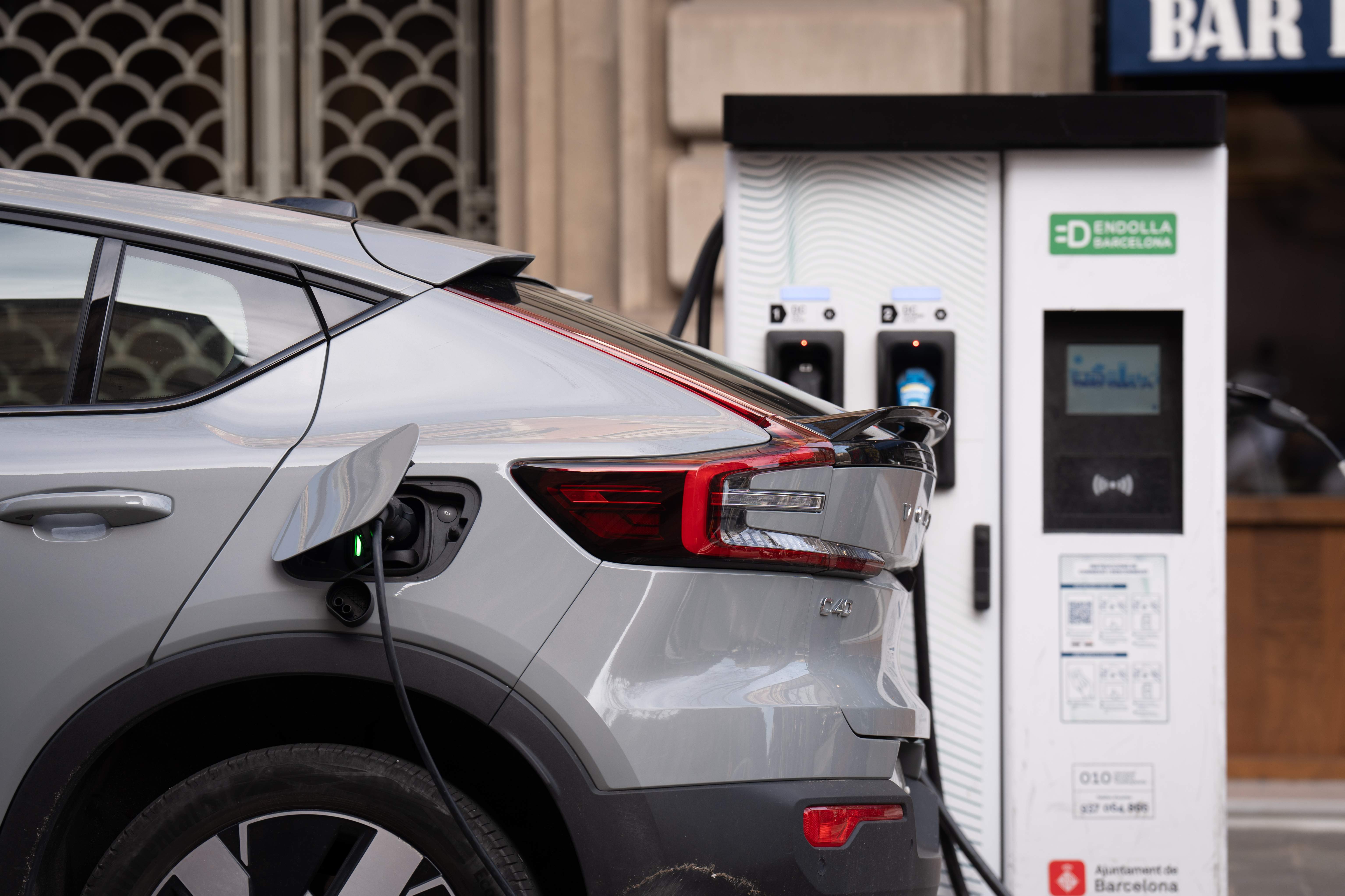 Barcelona és la ciutat més cara per aparcar un cotxe elèctric al carrer