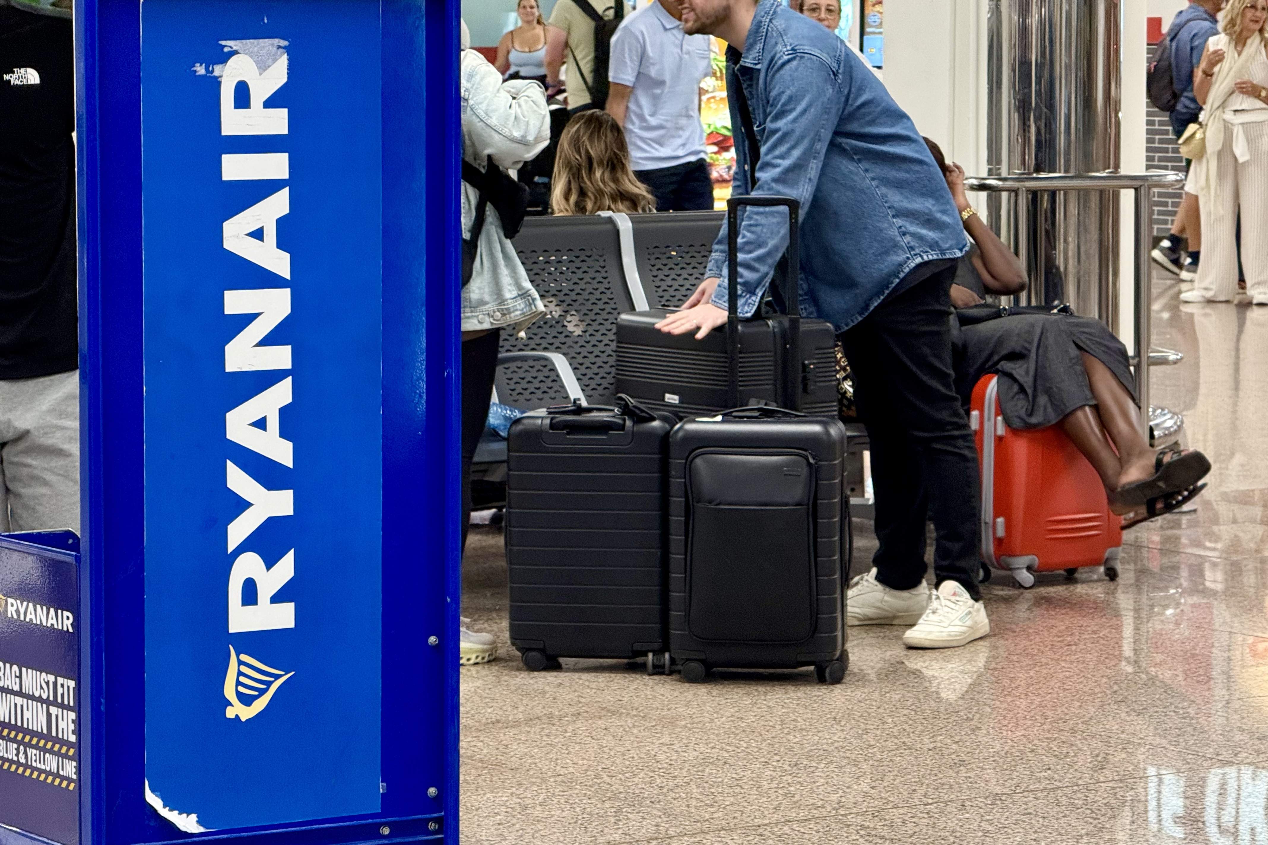 Ryanair permite una maleta de cabina más grande sin coste extra