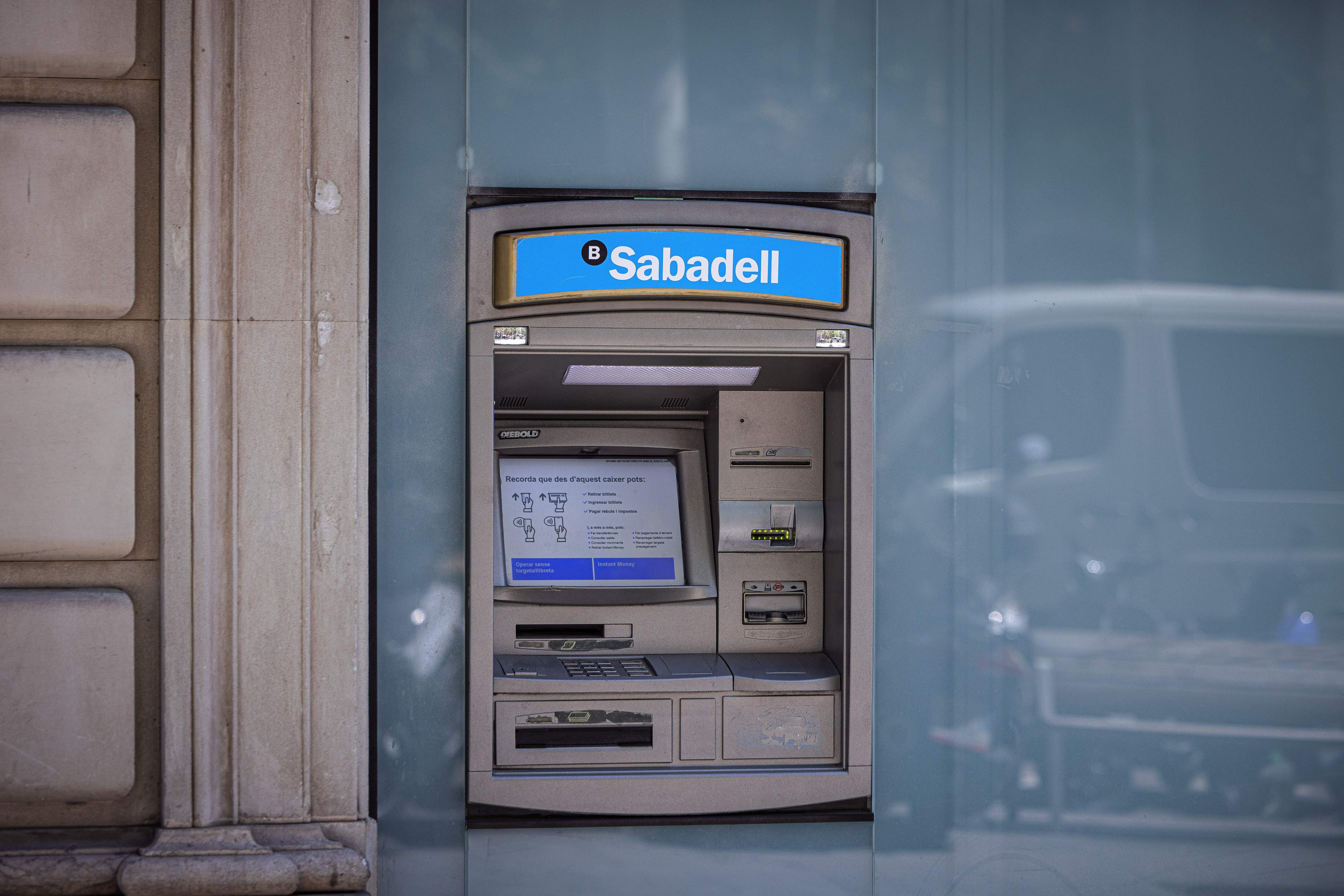 El BBVA reduce a 175 millones las sinergias de la opa al Sabadell hasta la fusión