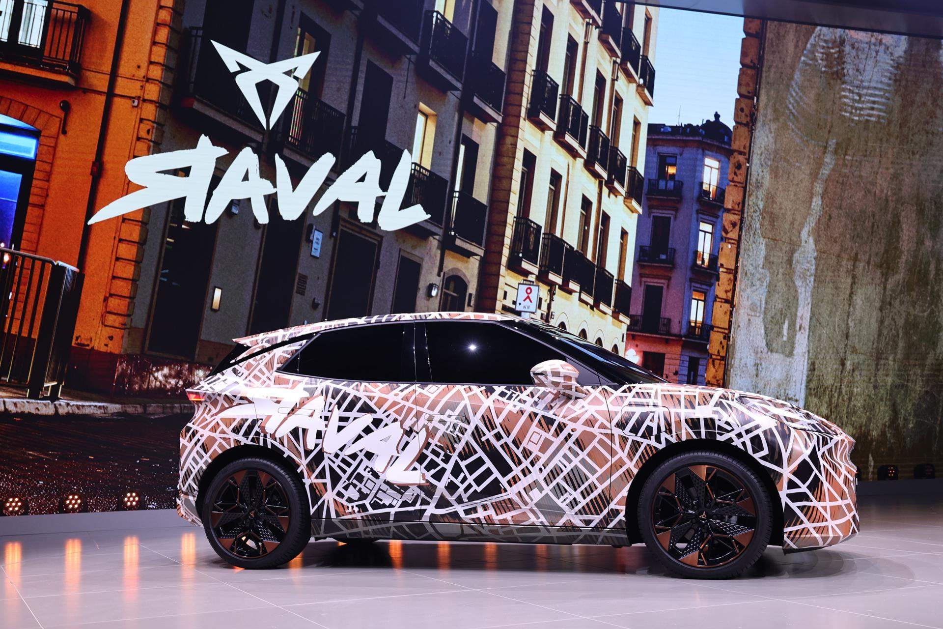 Cupra Raval es presenta a la gran fira d’Alemanya tapat amb un mapa del barri barceloní que li dóna el nom