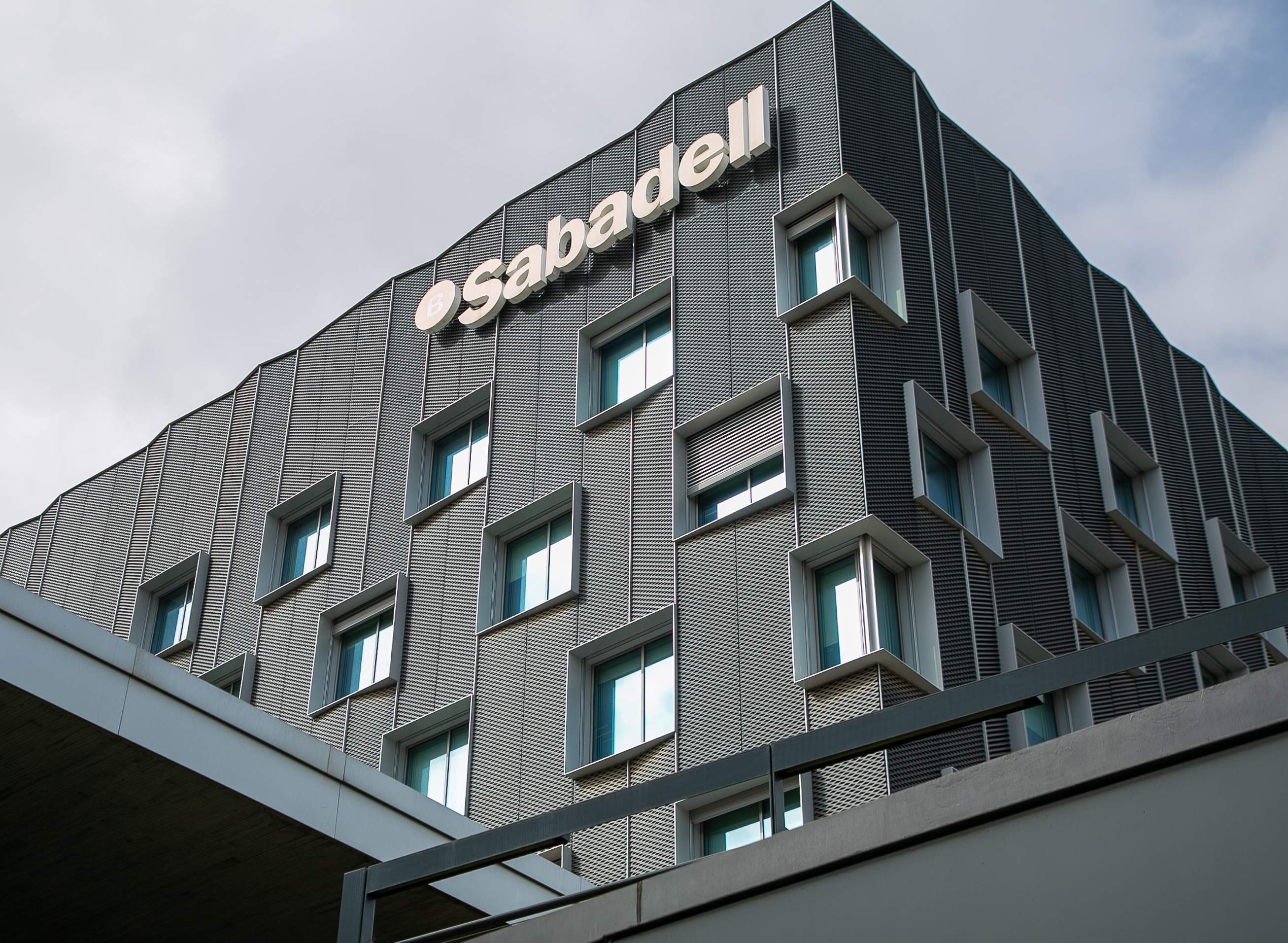 Comienza el plazo para que los accionistas del Sabadell decidan sobre la OPA