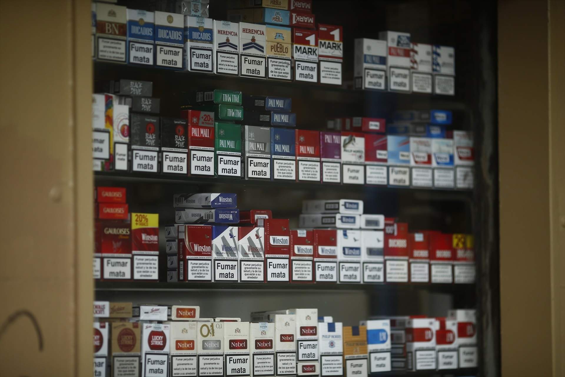 Cajetillas de cigarrillos en un estanco de venta de Tabaco. Europa Press