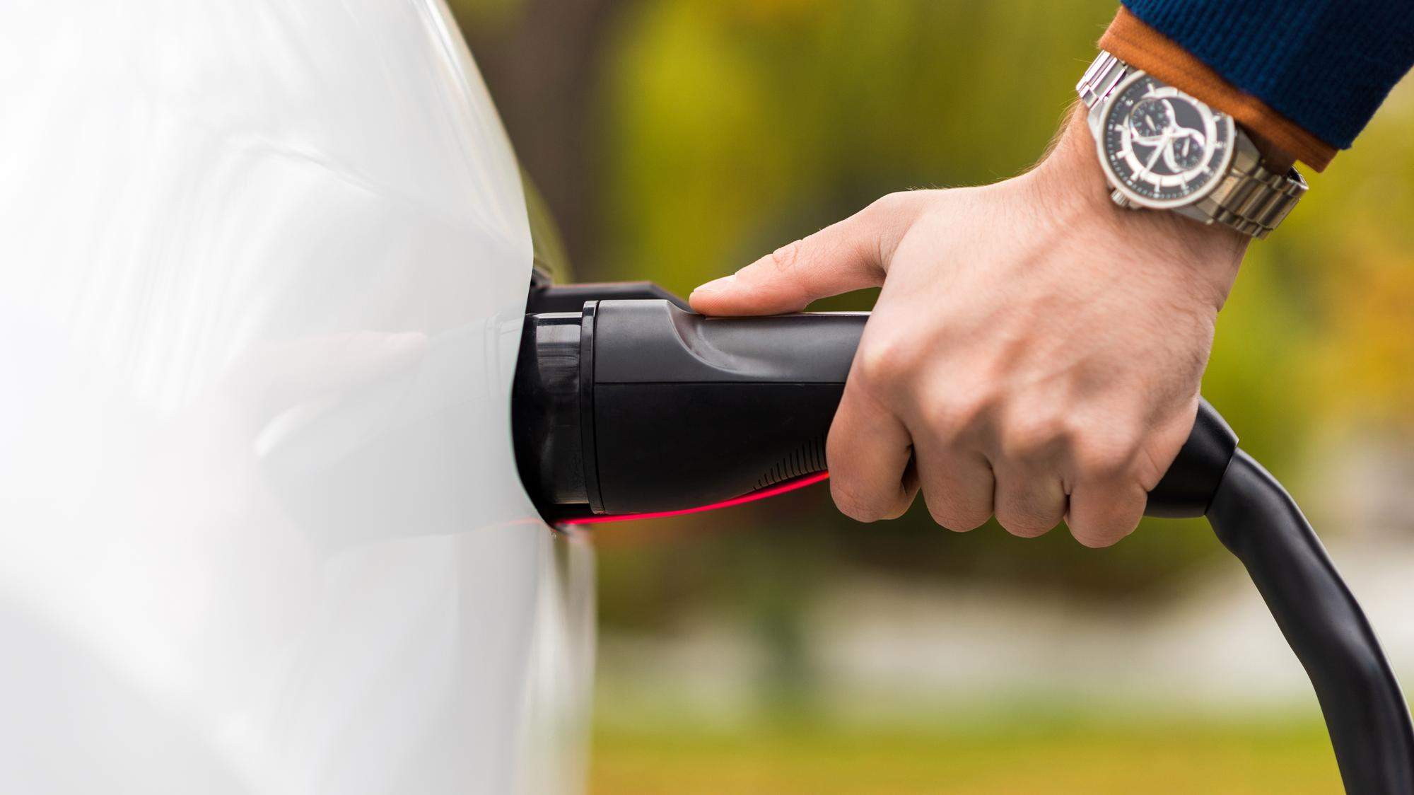 La demanda de bateries per a vehicles elèctrics es desaccelerarà un 29%