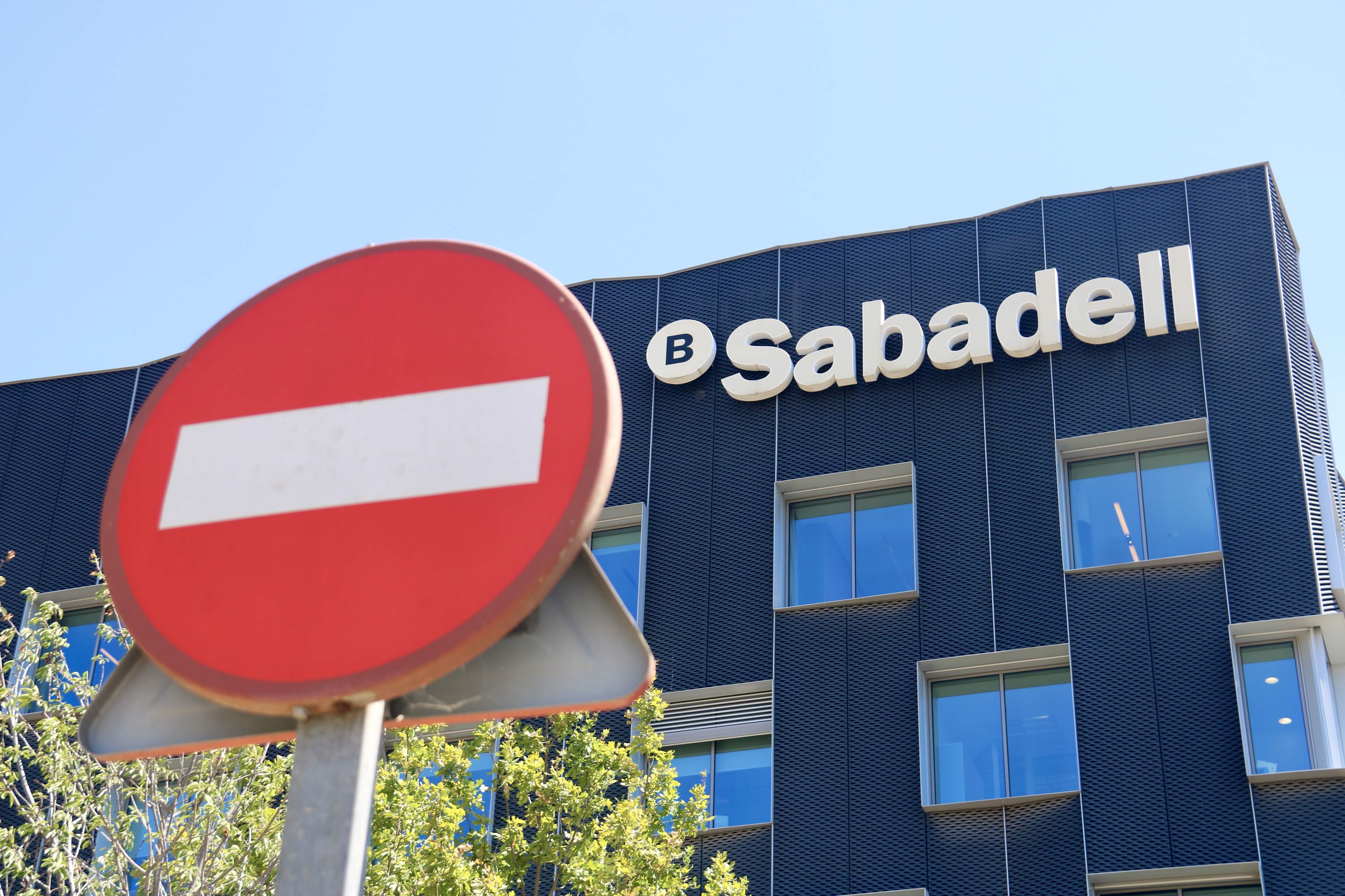 Els sindicats del Sabadell reiteren el seu 'no' a l'opa i el Govern valora que sigui per unanimitat