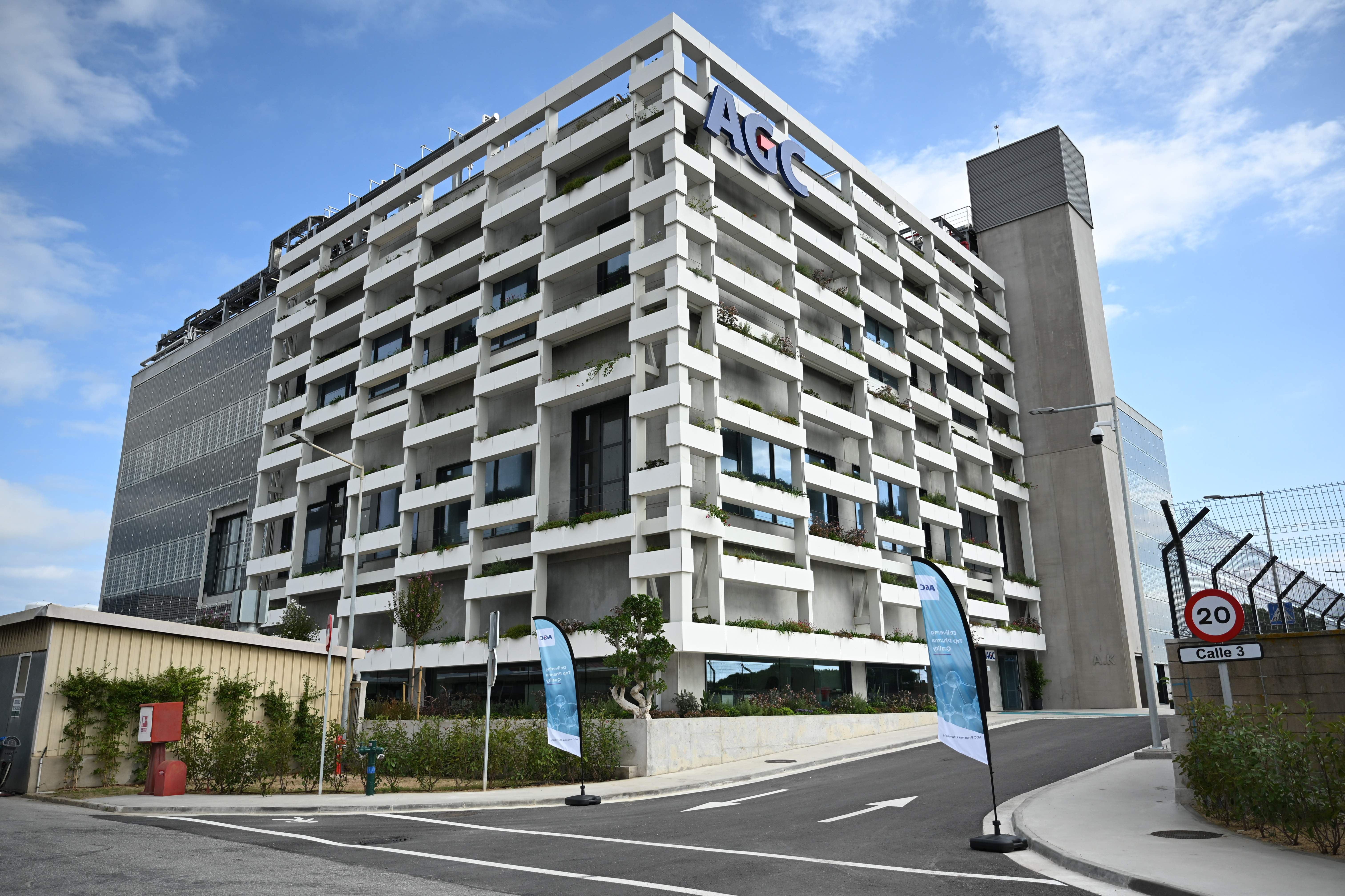 Les noves instal·lacions fabrils del grup japonès AGC Pharma, a Malgrat de Mar (Barcelona).