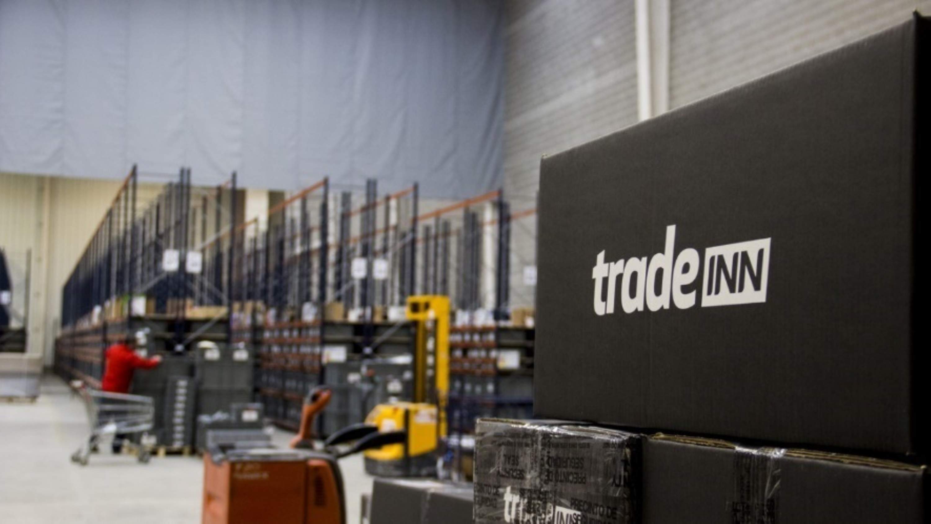 La otra cara de Tradeinn, gigante catalán del deporte: multas reincidentes por el calor en las naves