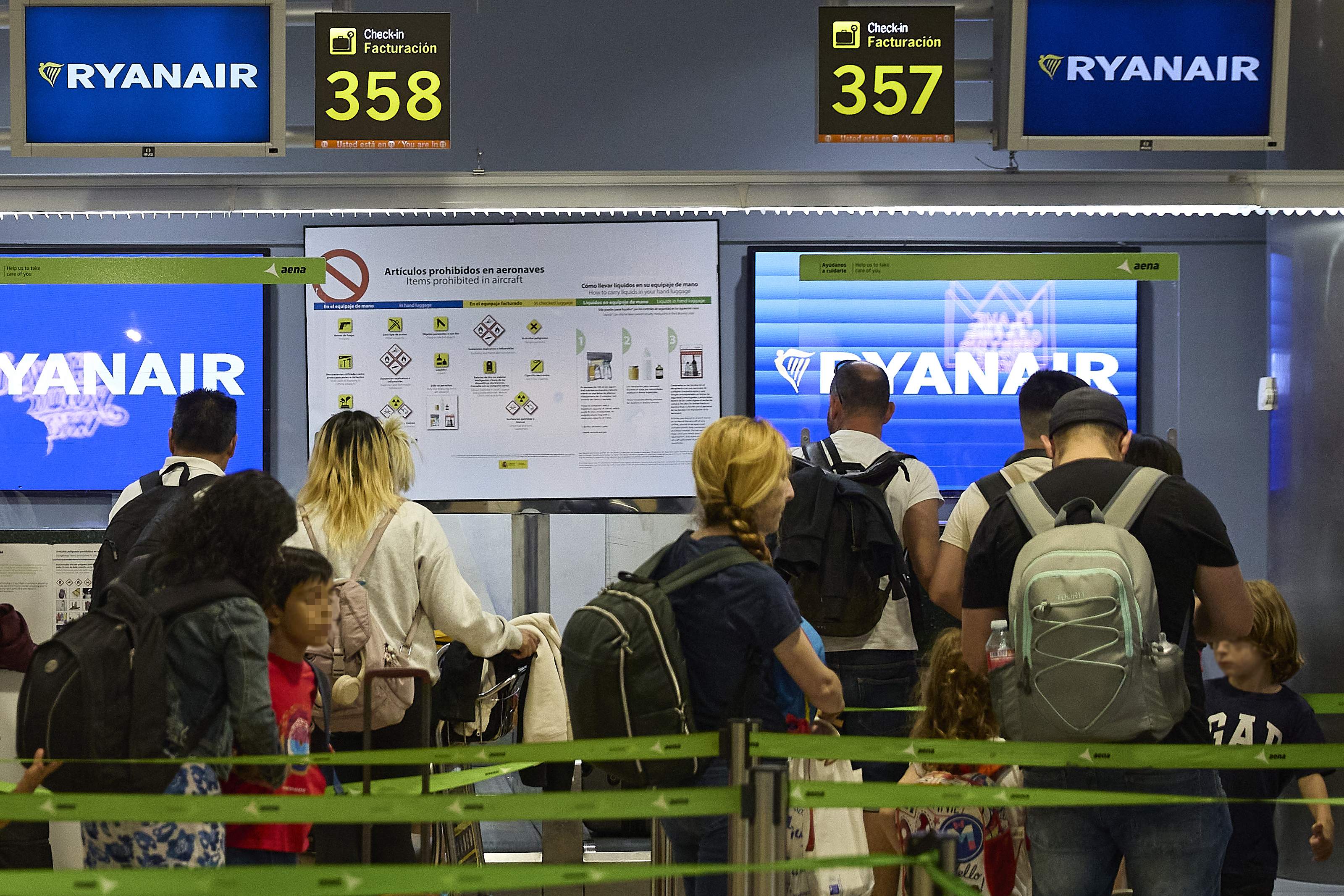 EuropaPress 6912415 grupo personas puesto facturacion ryanair aeropuerto adolfo suarez
