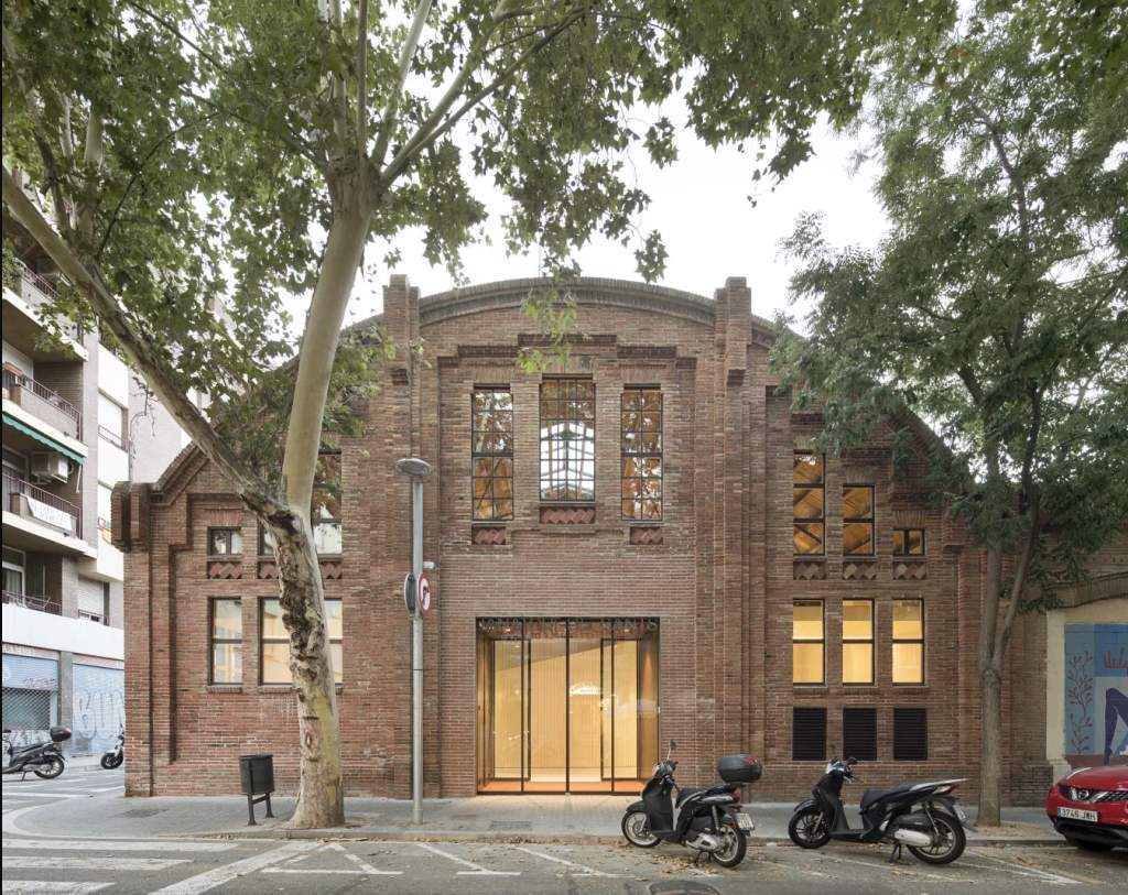 El polèmic tanatori de Sants ja dona beneficis un any i mig després d’obrir