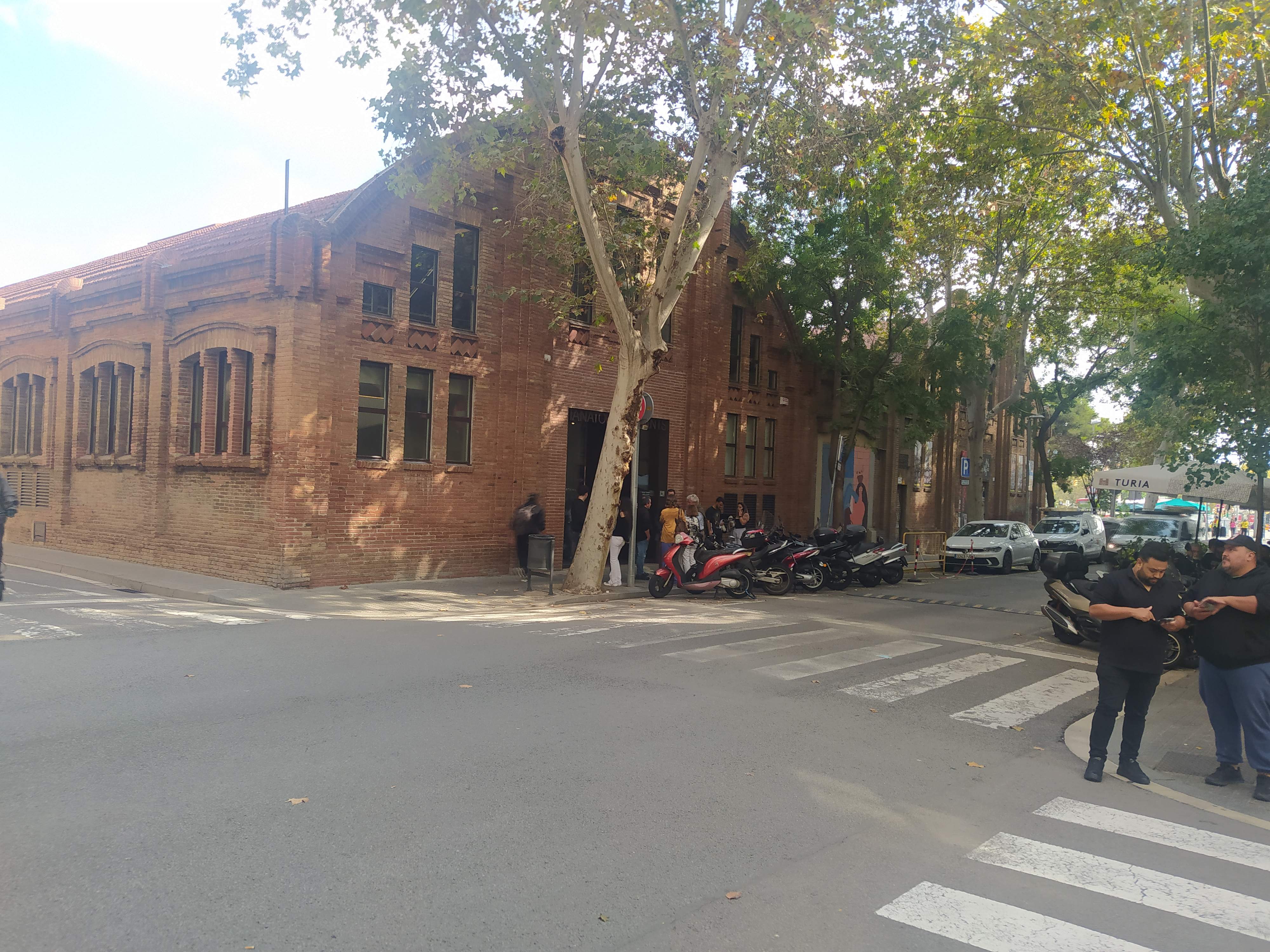 El polèmic Tanatori de Sants continua generant pèrdues