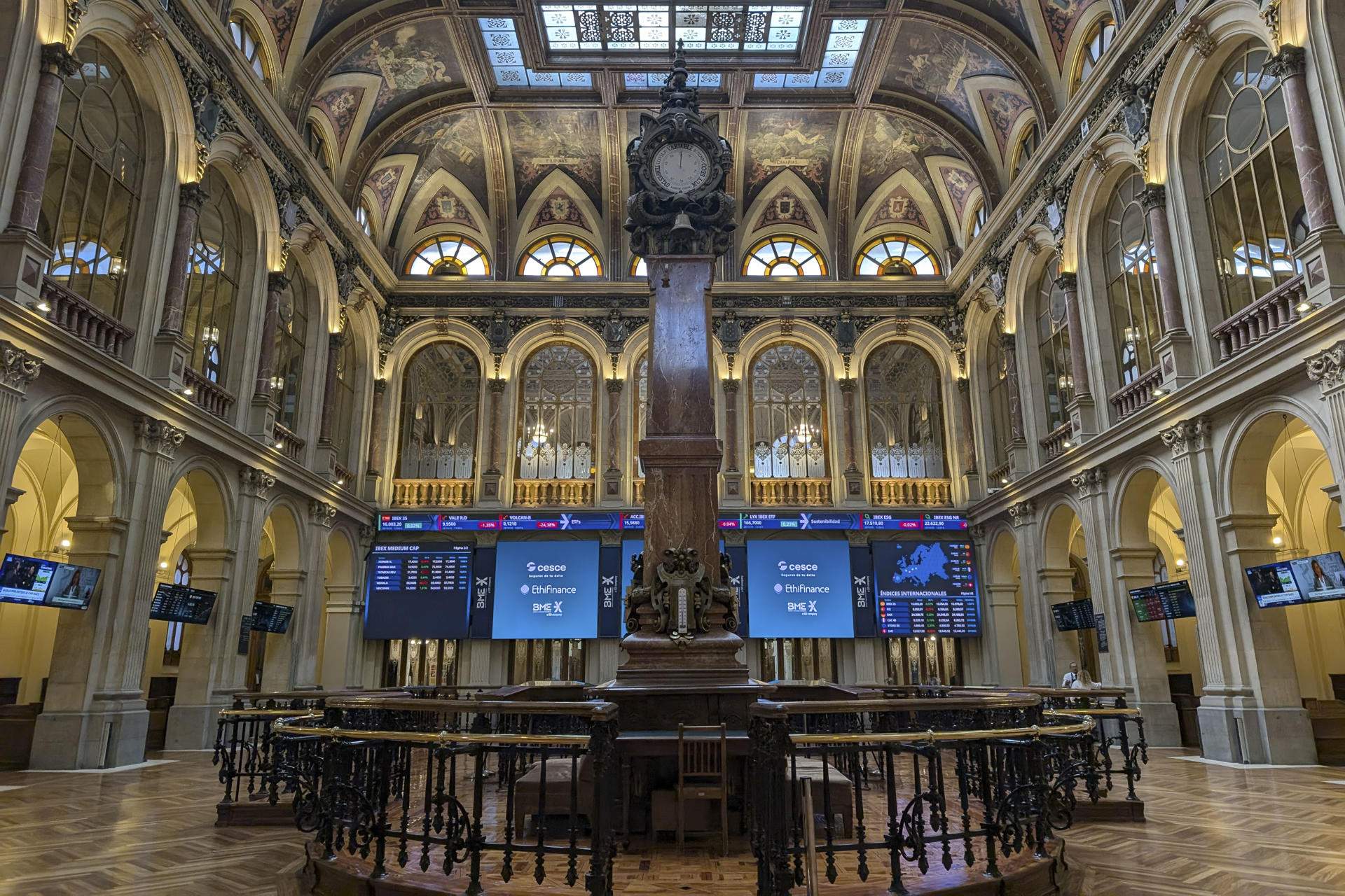 L'Ibex-35 continua escalant posicions rècord impulsat per Acciona i Iberdrola L'Ibex-35 continua escalant posicions rècord impulsat per Acciona i Iberdrola