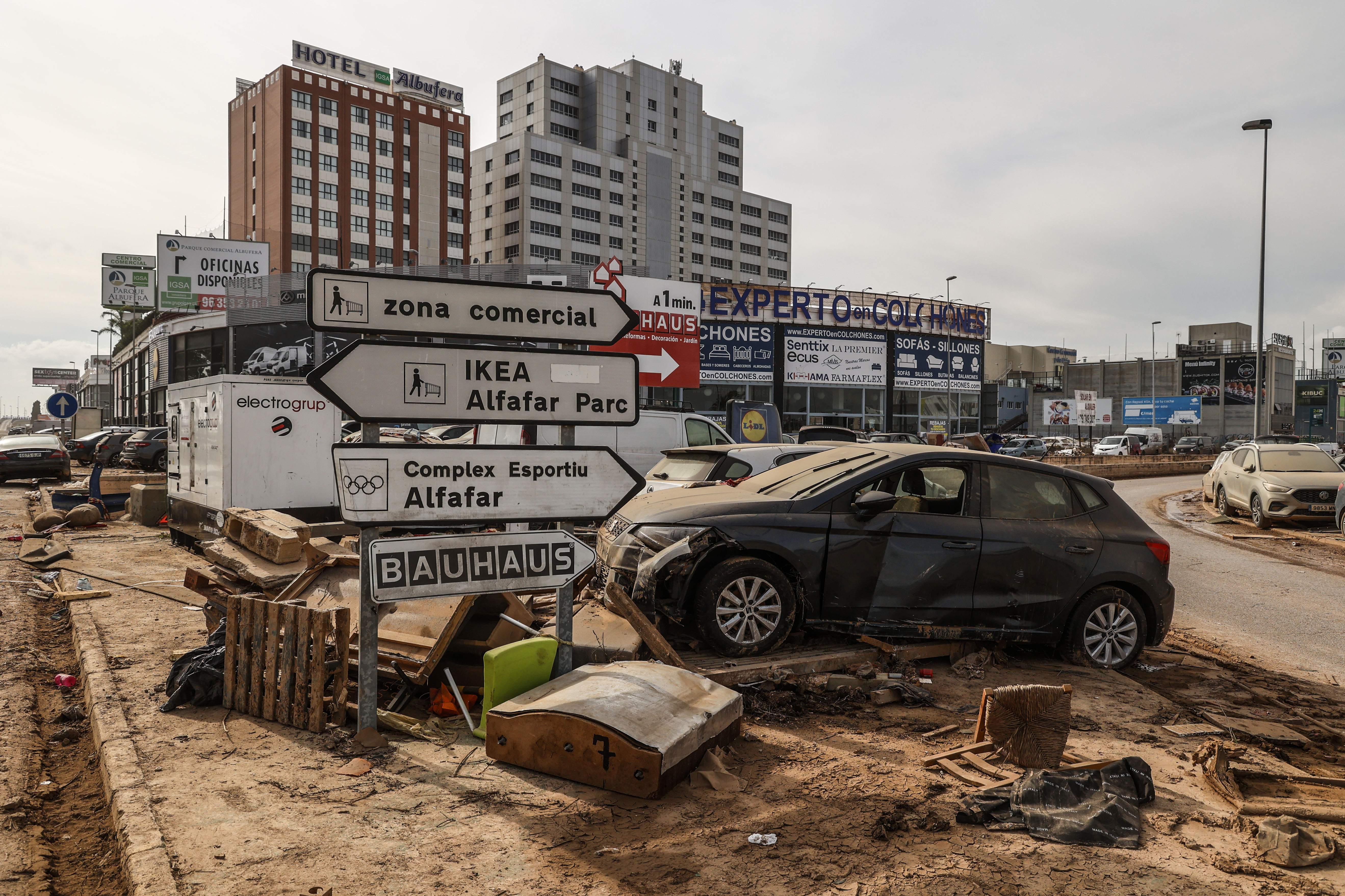 EuropaPress 6329551 vehiculos apilados zona comercial ikea alfafar parc paso dana noviembre EuropaPress 6329551 vehiculos apilados zona comercial ikea alfafar parc paso dana noviembre