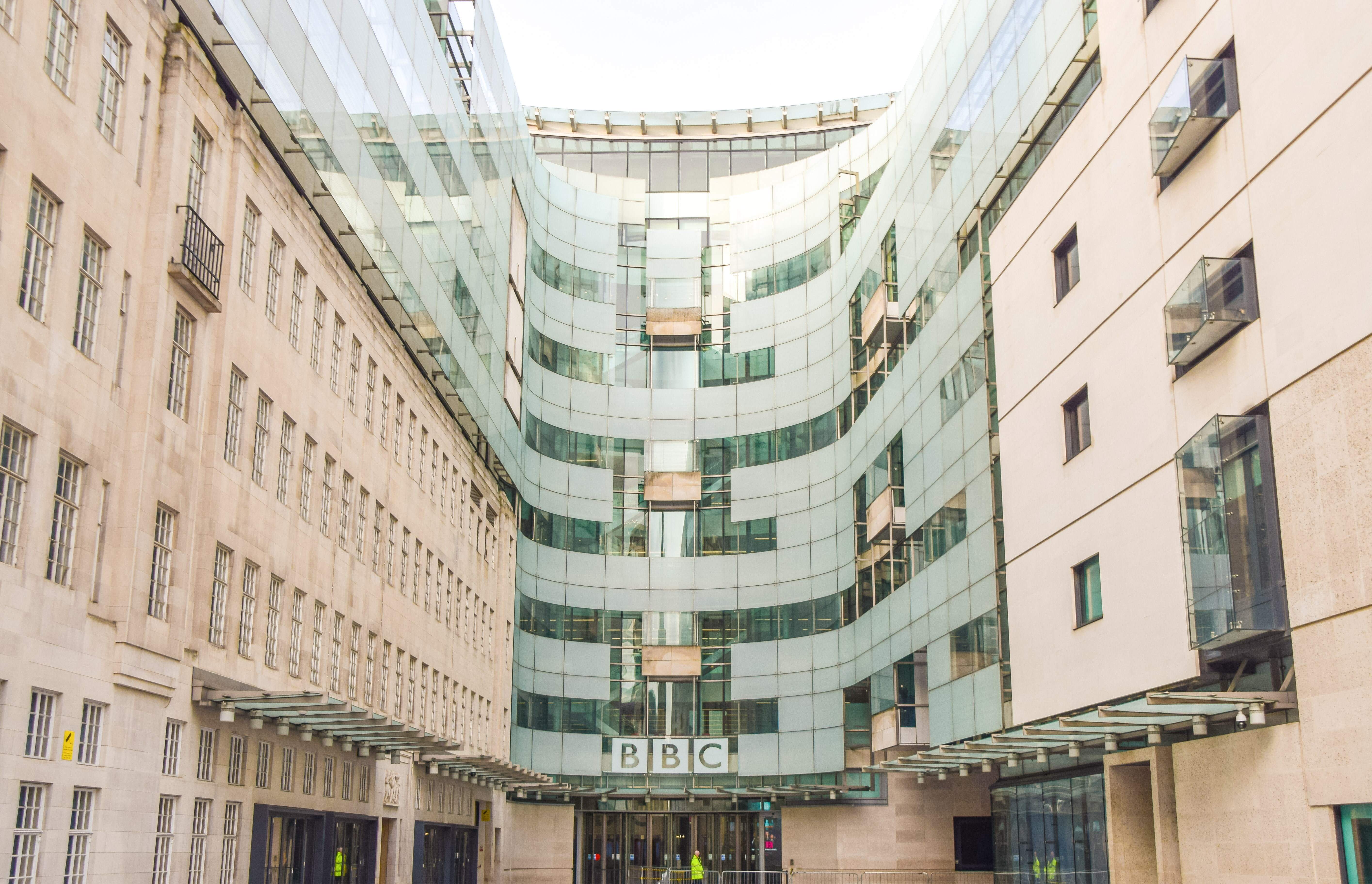 La IA distorsiona de manera frecuente las noticias, según un estudio de la BBC