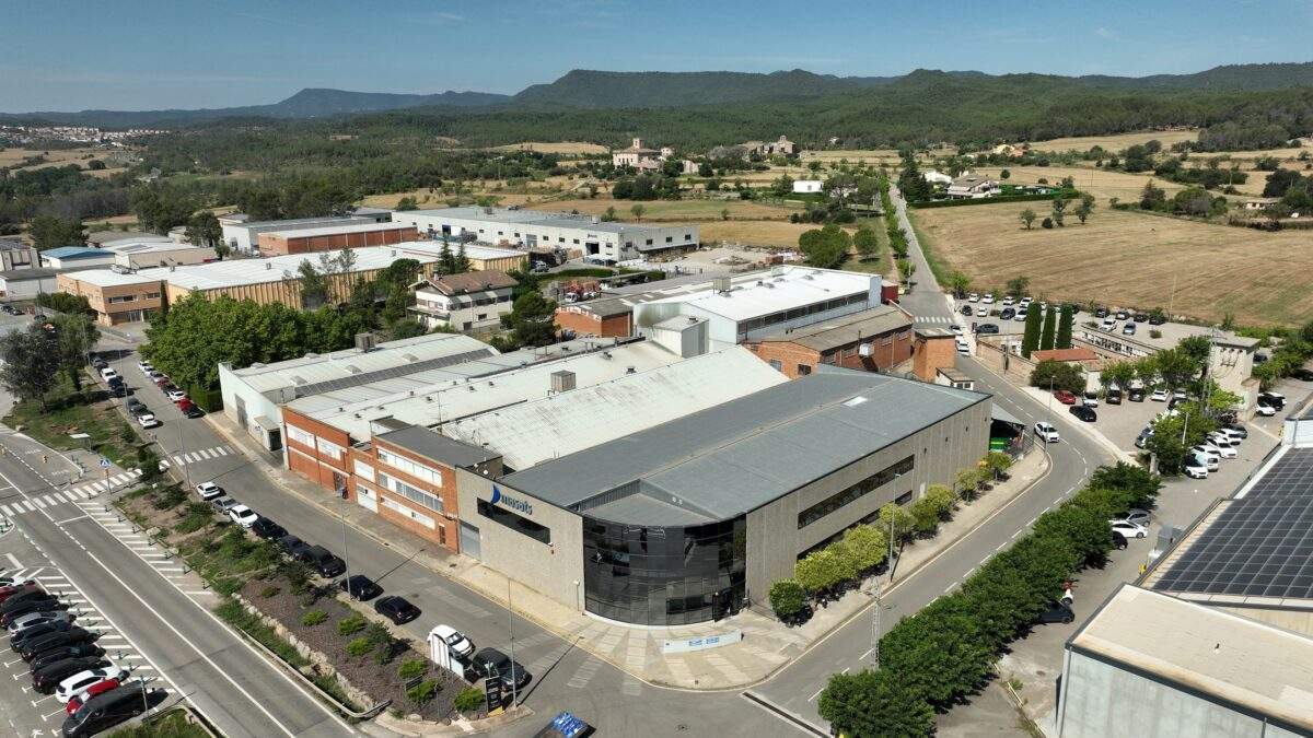 Masats inaugura l'ampliació del centre de Salelles per fabricar portes d'alumini