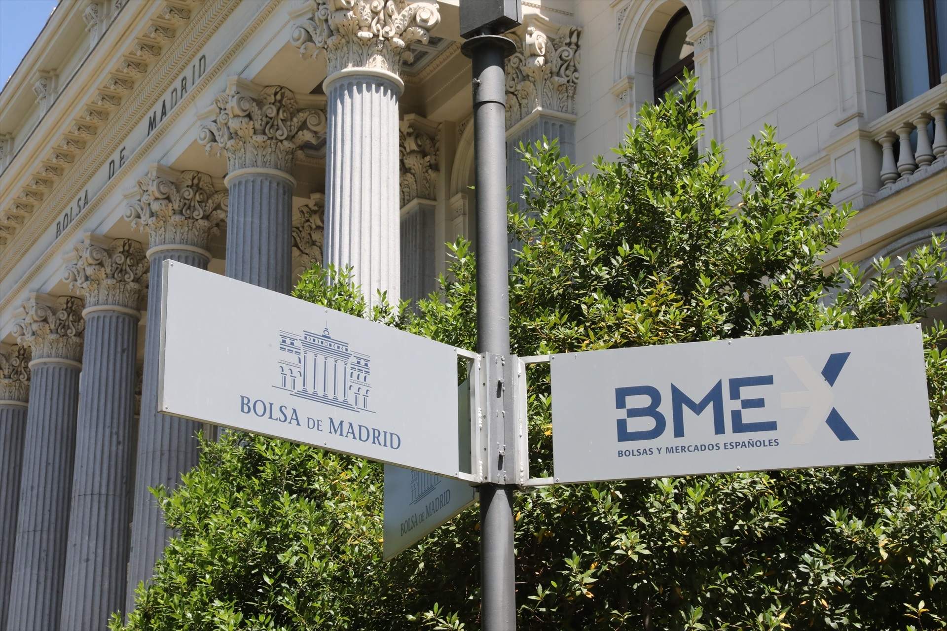 El Ibex-35 cede un 0,2% en el inicio de la semana, aunque mantiene los 16.300 puntos