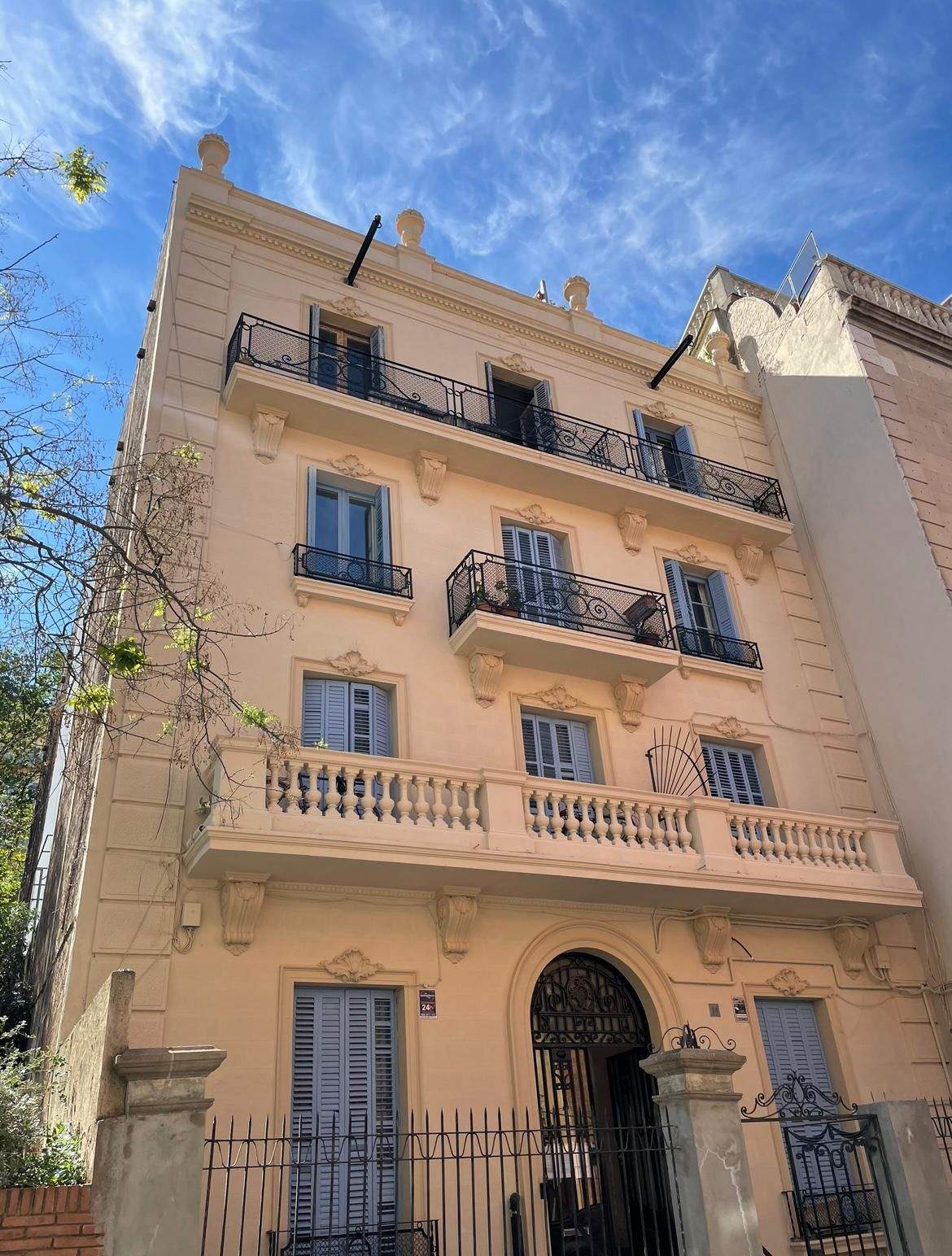 Edificio de pisos en alquiler gestionado por la inmobiliaria Picas de la Rosa.