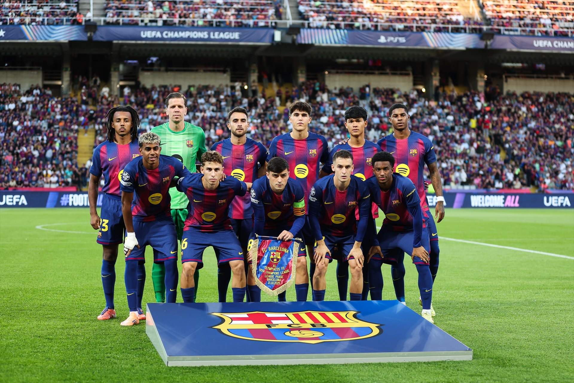 EuropaPress 7044752 players of fc barcelona pose for photo during the uefa champions league