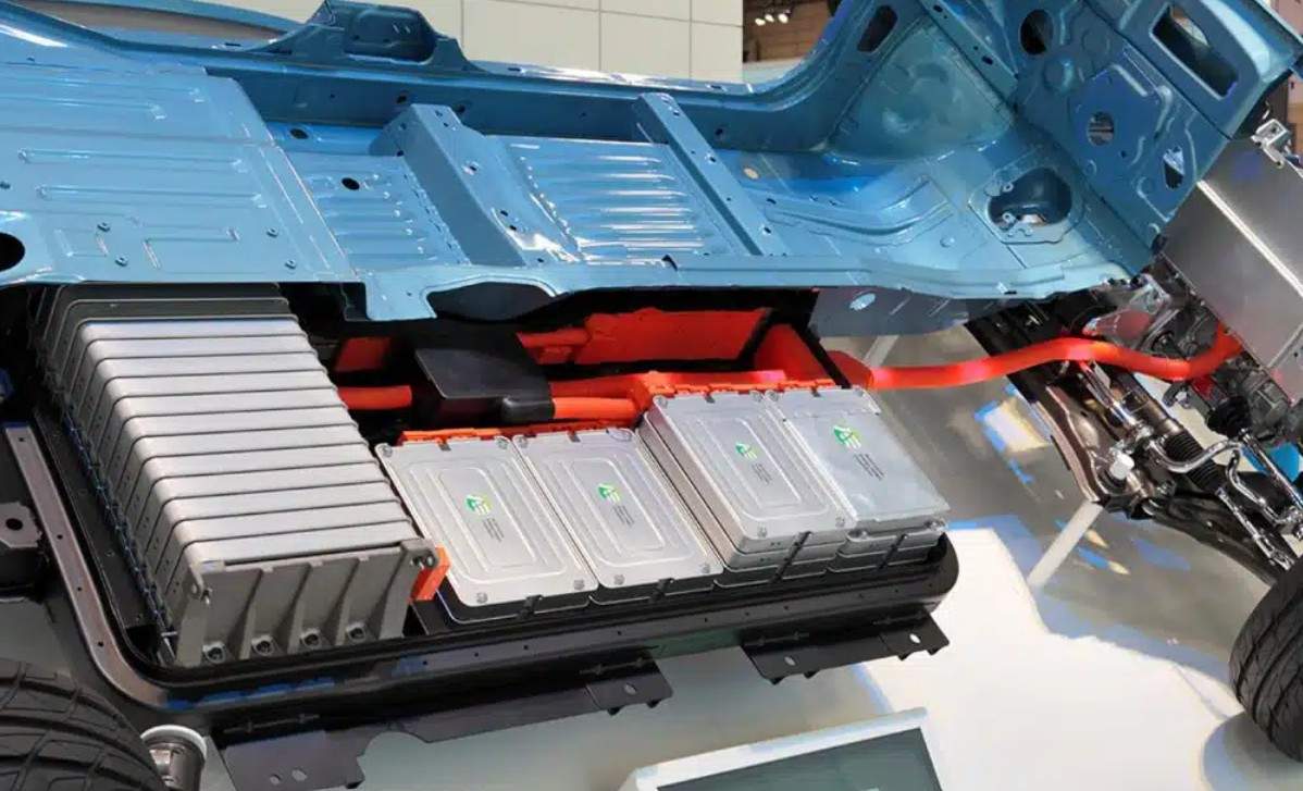 Una batería instalada en un vehículo eléctrico en construcción.