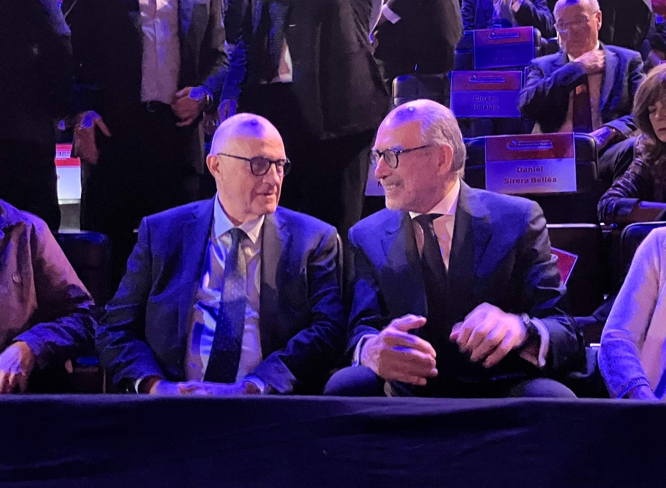 Sánchez Llibre elogia a Isidre Fainé y premia a Josep Oliu como empresario del año de Foment