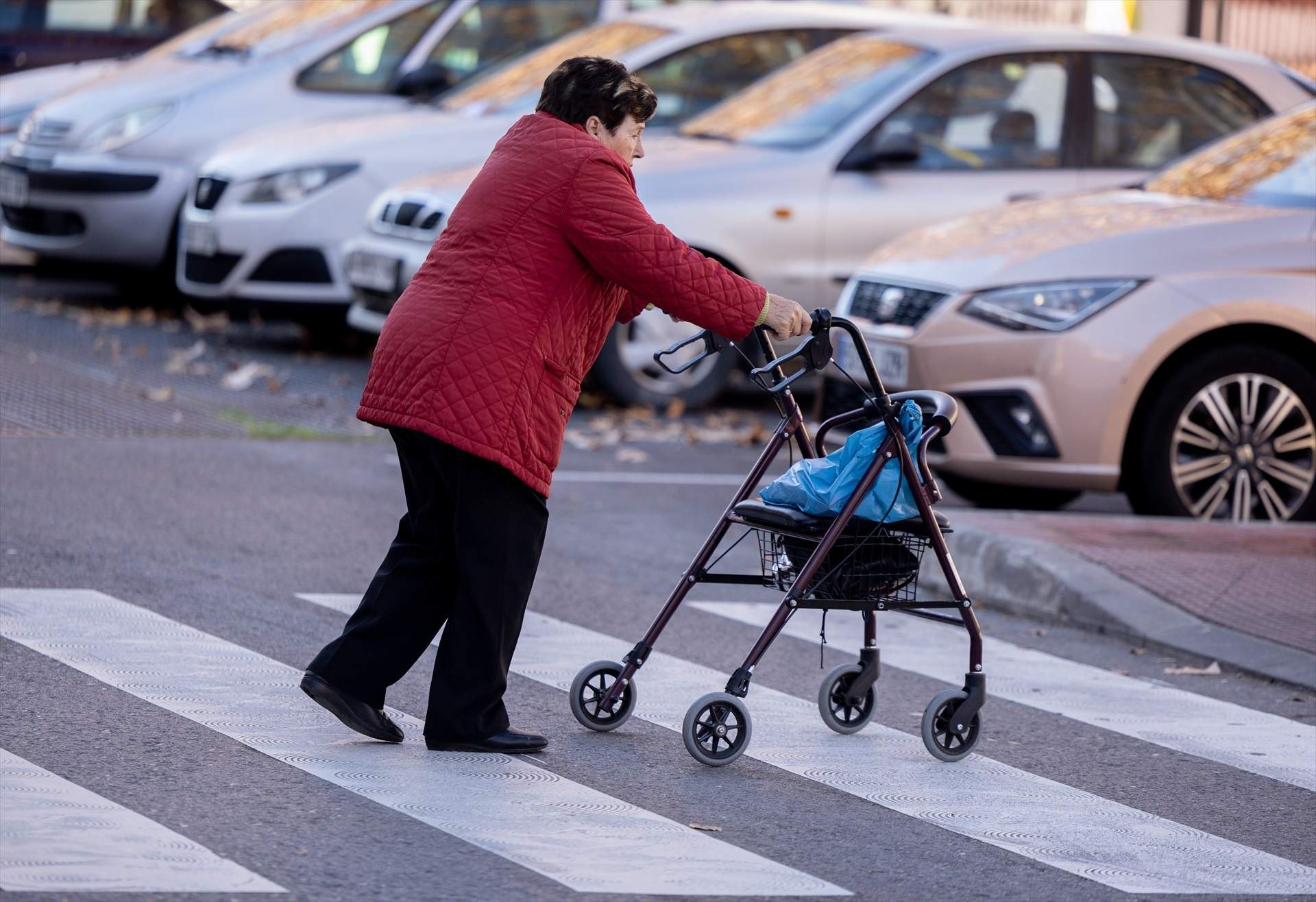 Una persona mayor cruzando una calle. Foto Europa Press