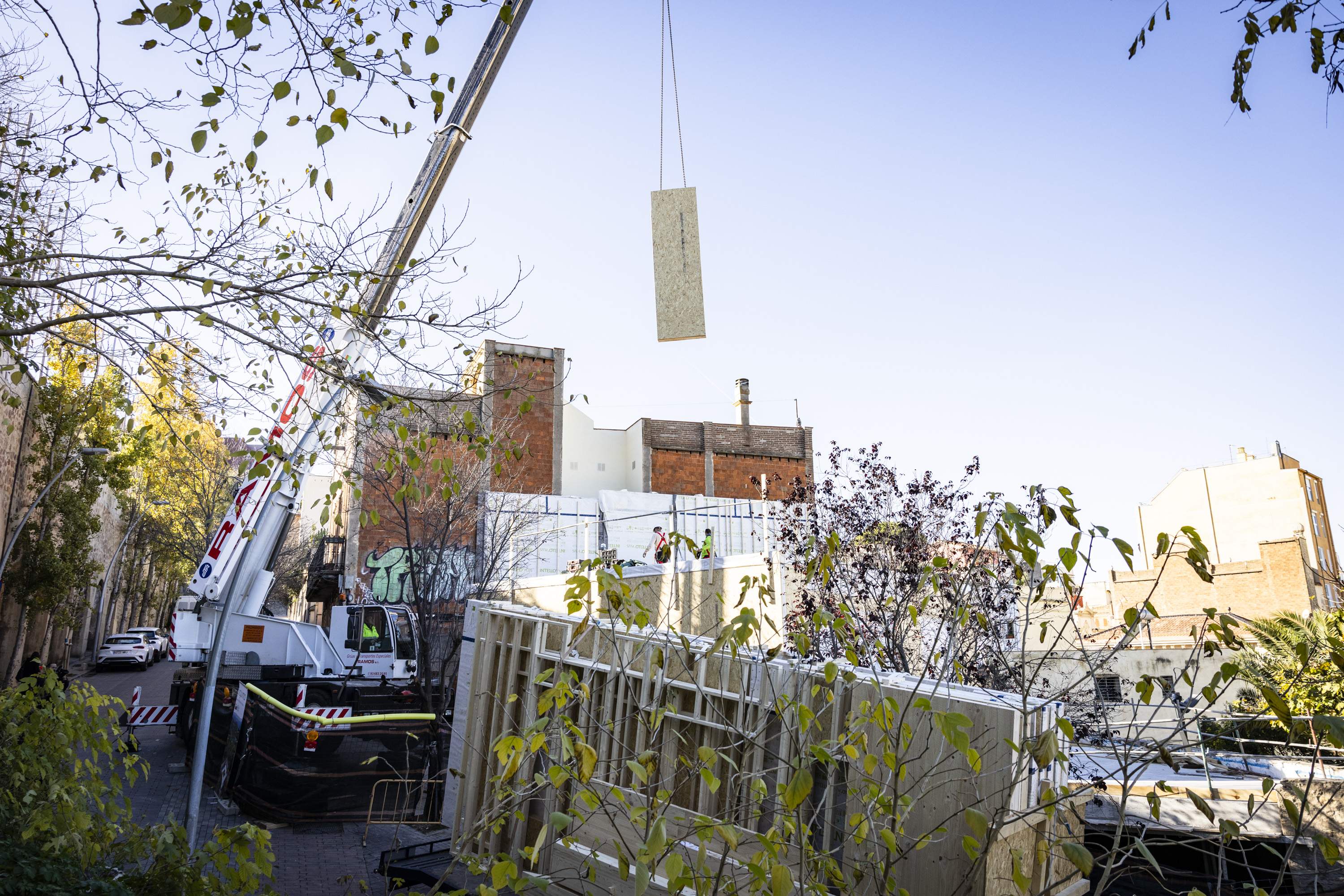 Así se monta una casa de madera de tres pisos en 7 días en el centro de Barcelona