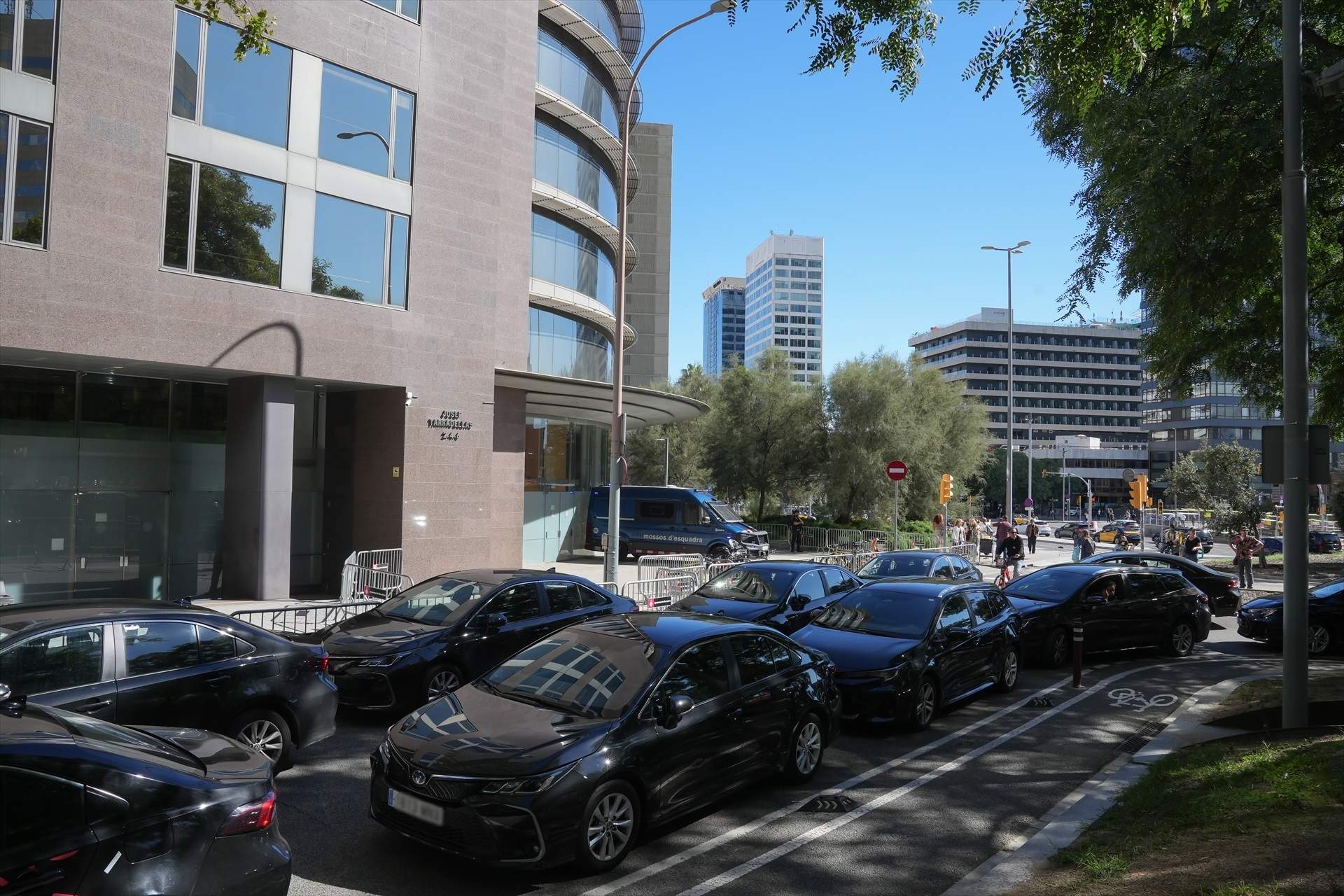 Varios vehículos VTC, en Barcelona. Europa Press