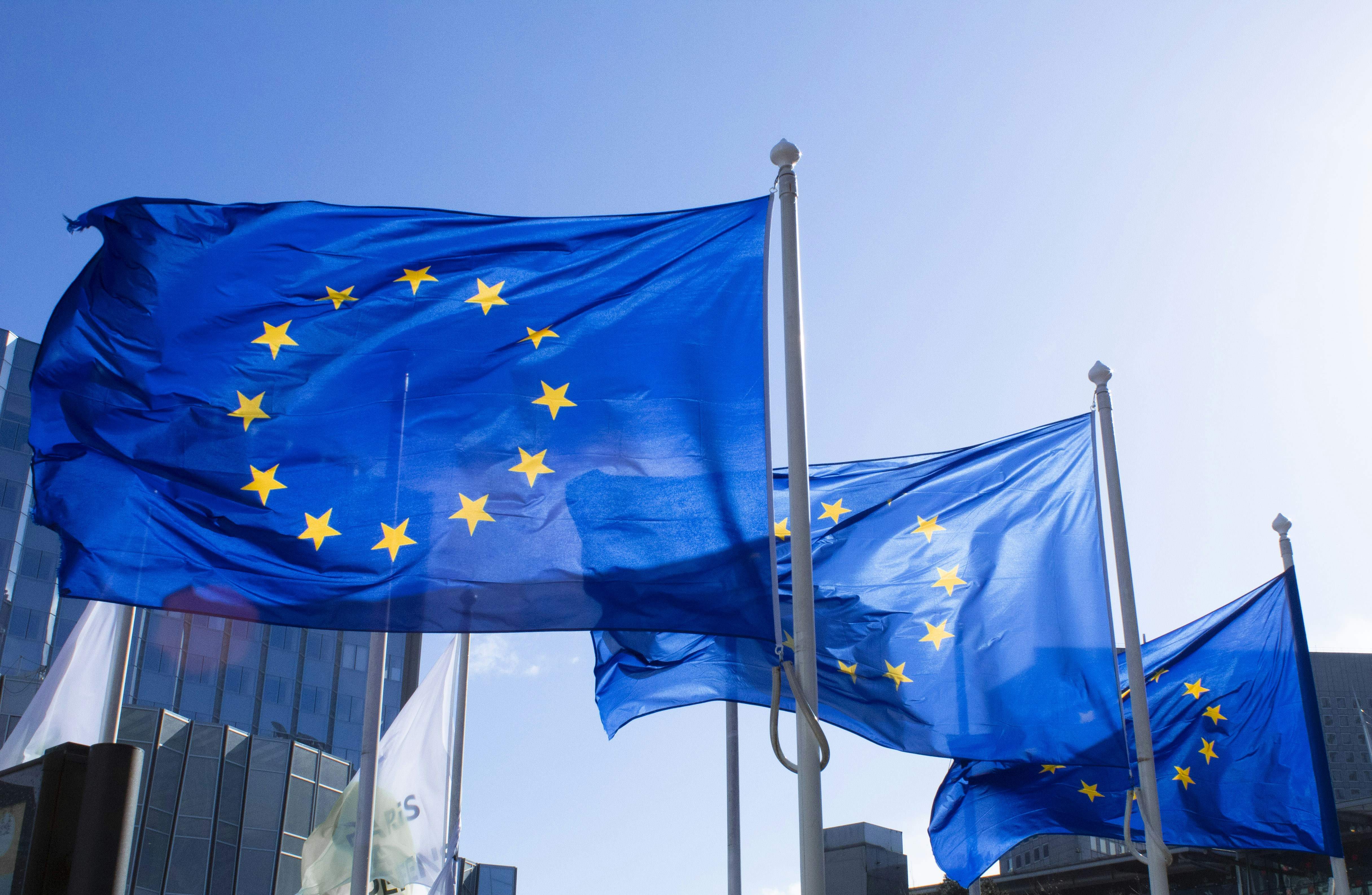 Europa i la IA: el continent que primer prohibeix i després cobra per permetre
