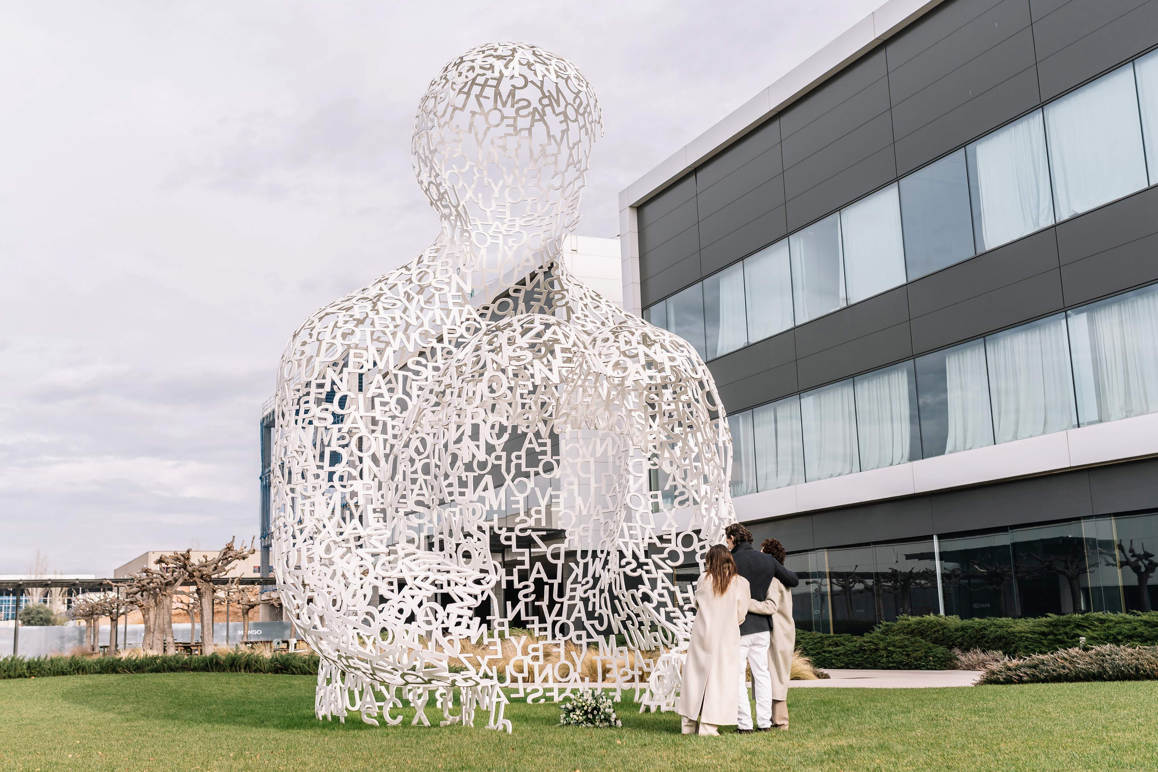 Los hijos de Isak Andic le rinden homenaje un año después de su muerte: "Fue un padre cercano y afectuoso"