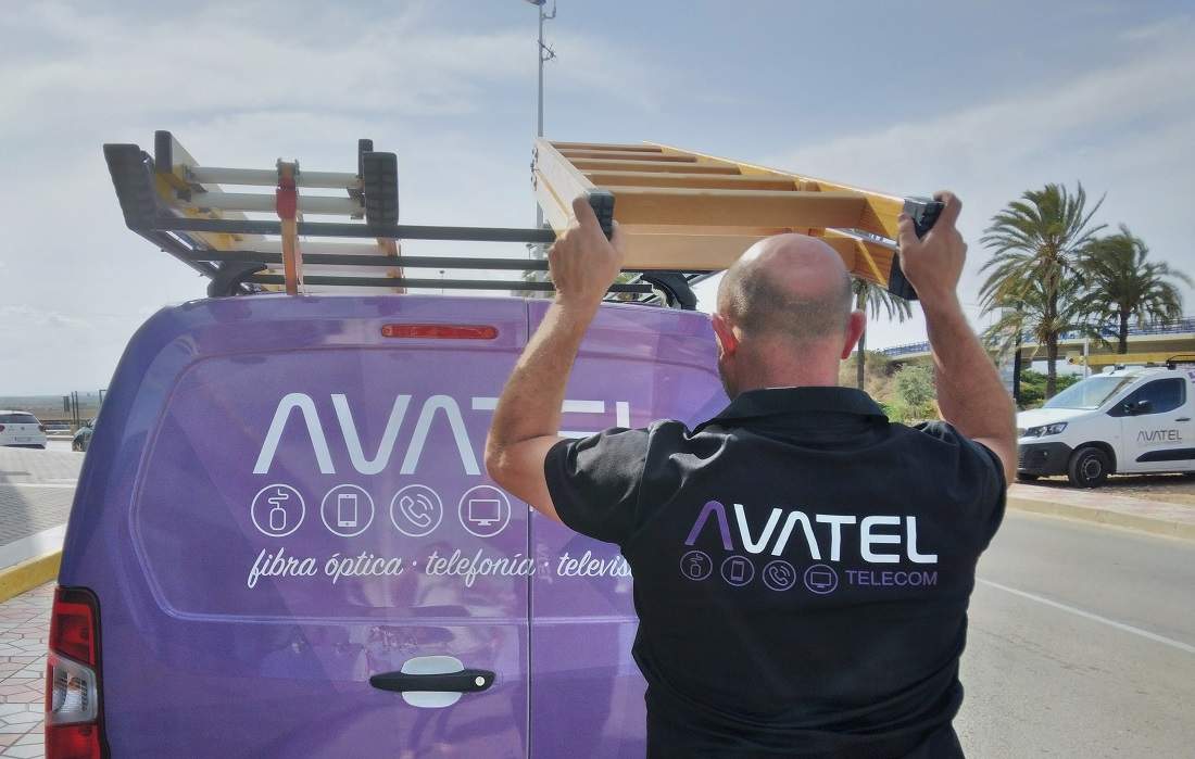 Un empleado de la operadora Avatel Telecom. Foto Avatel