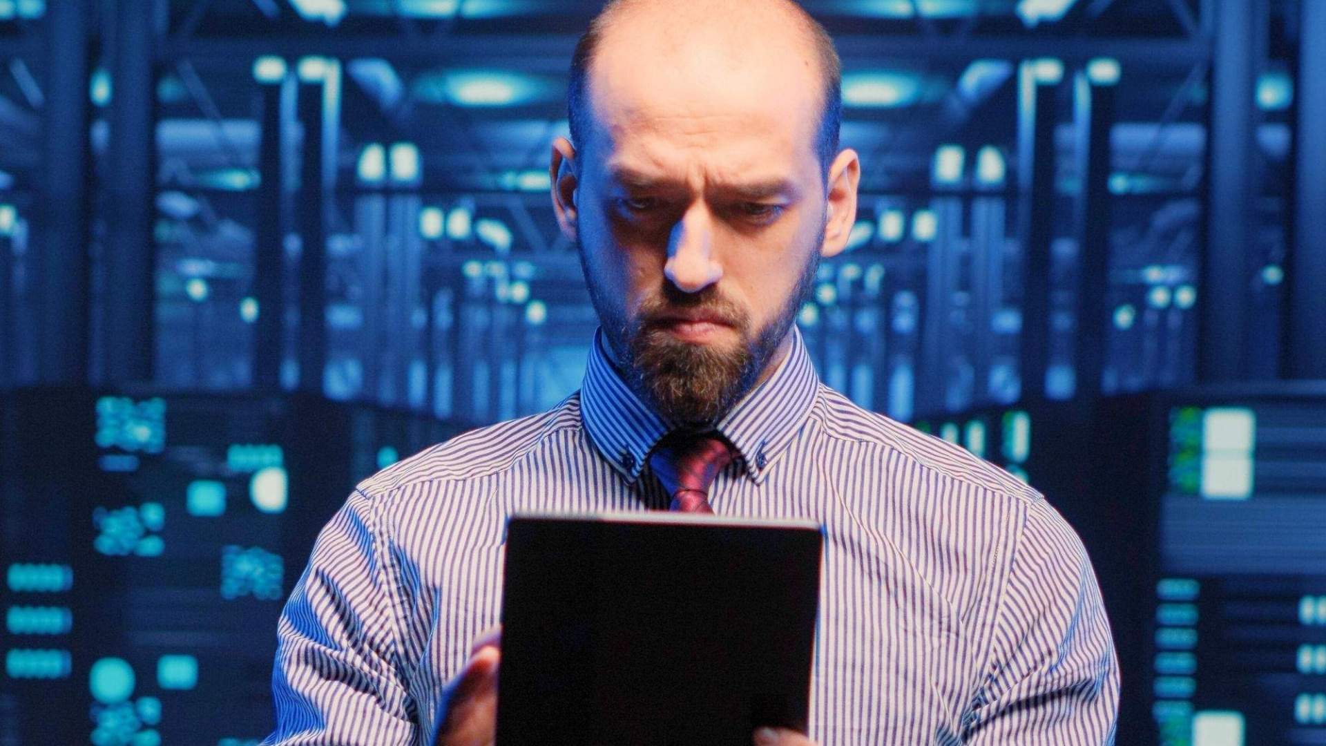 Enginyer en un centre de processament d'IA