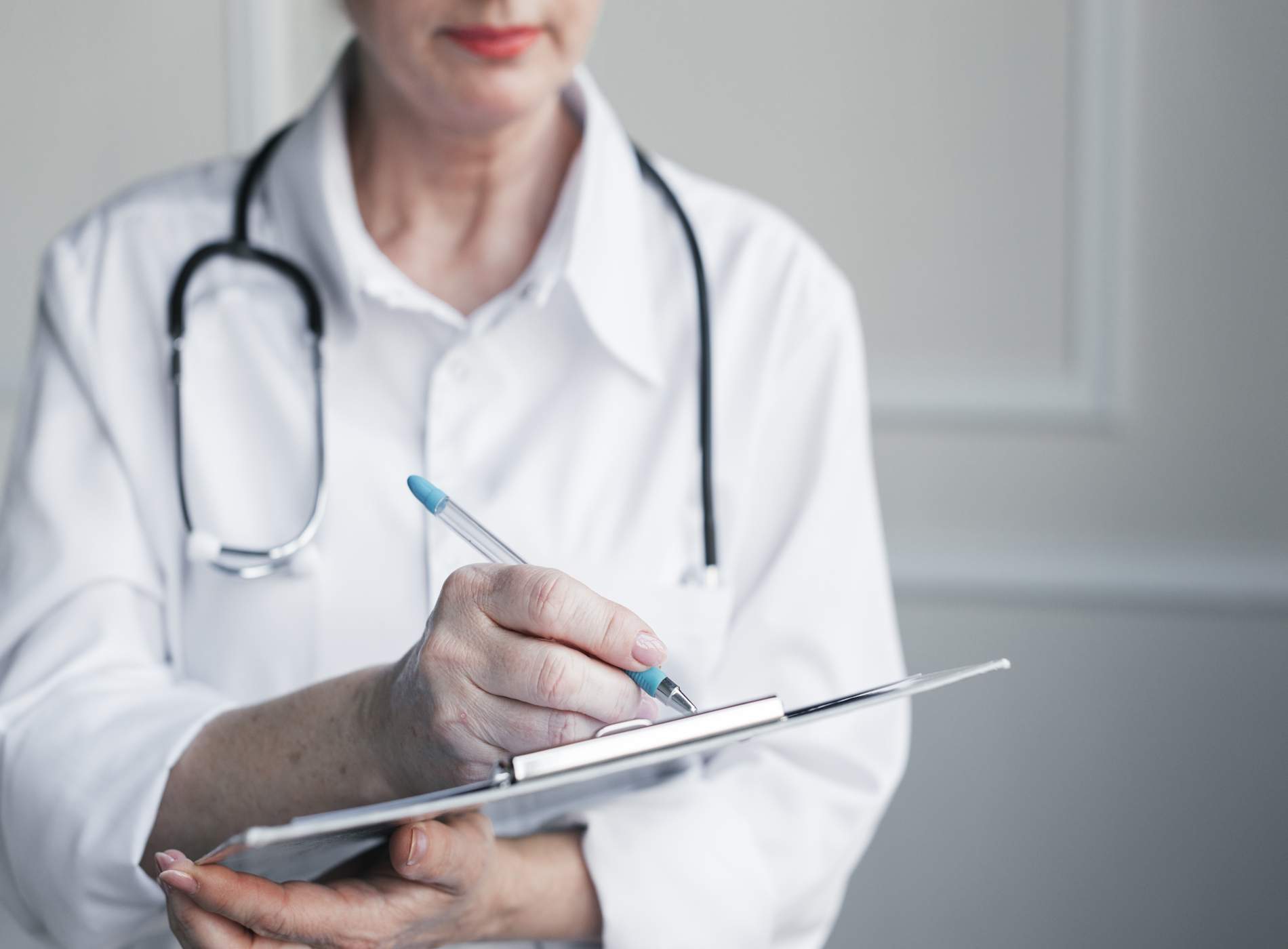 Una doctora con un informe medico