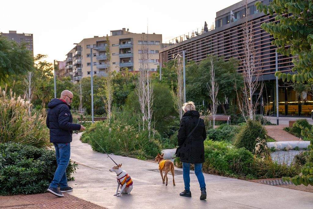 Vianants passegen el gos per l'eix del carrer Cristóbal de Moura. Foto Elena Pastor Imatges Barcelona