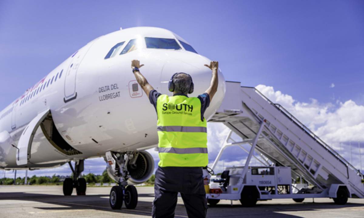 Trabajador de los servicios en tierra de IAG, con la compañía South