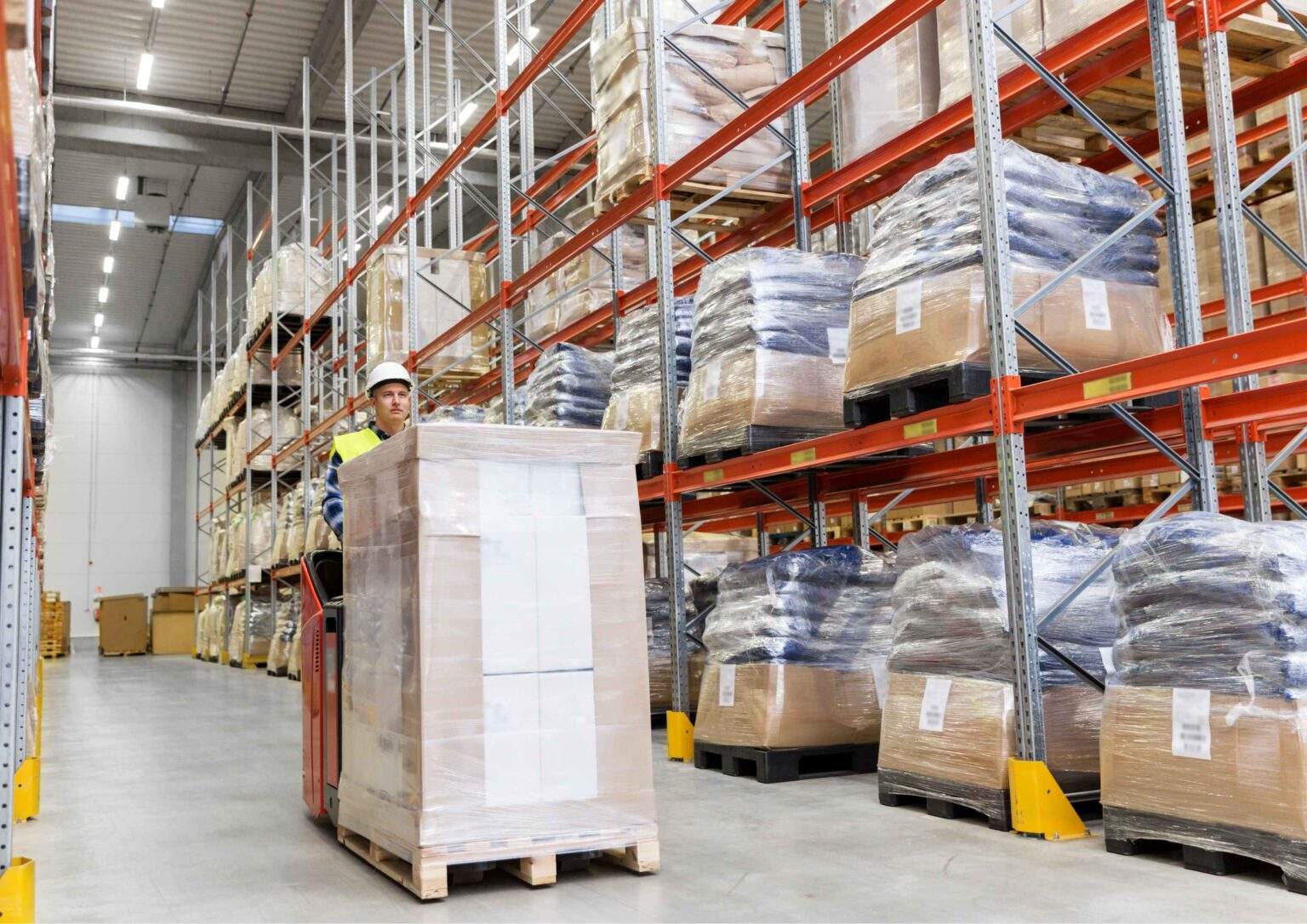 Uso de palets en un almacén industrial