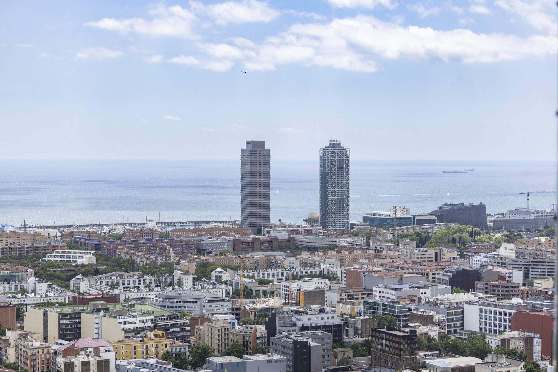 La ruina de alquilar un piso en Barcelona: se lleva medio sueldo, mientras la hipoteca solo un tercio