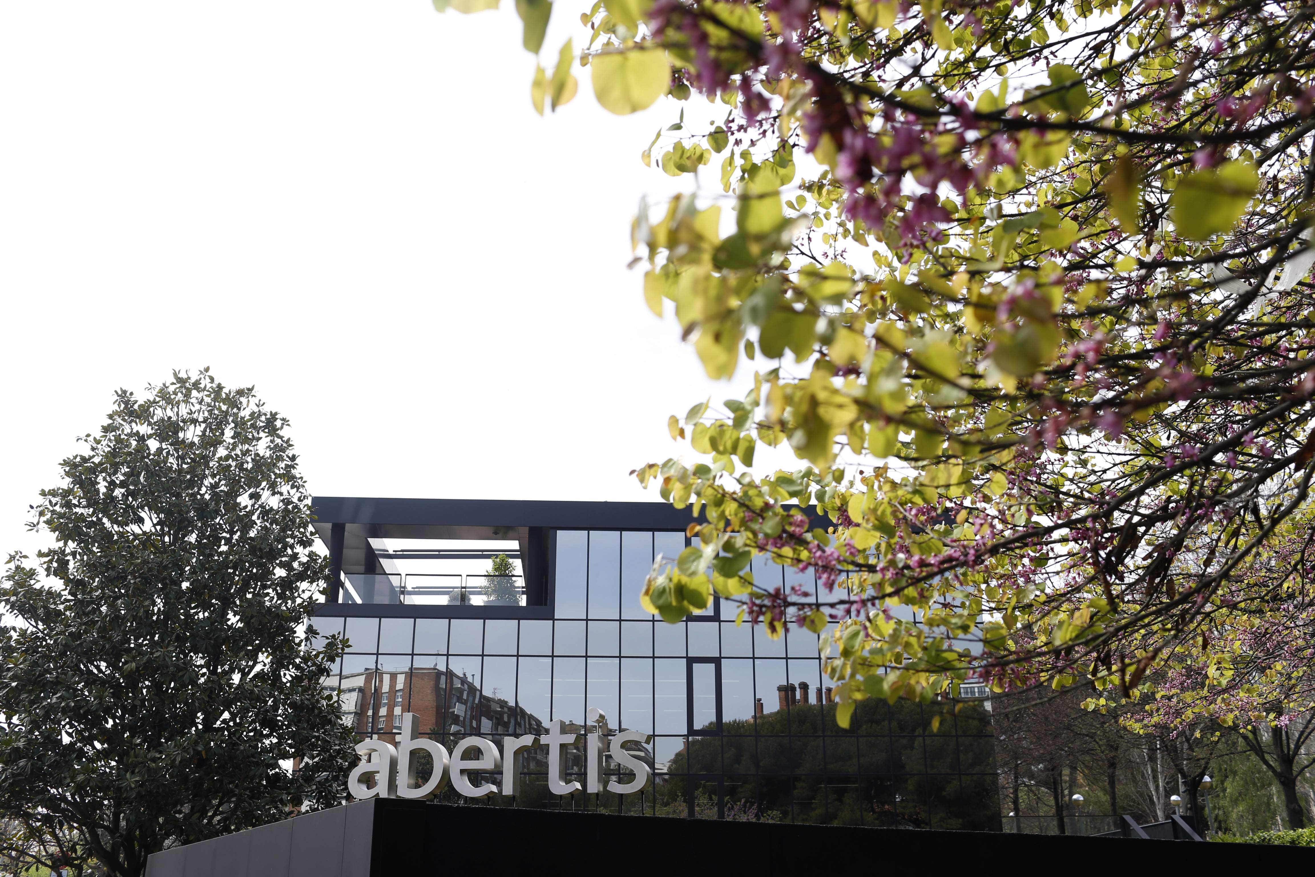 Abertis factura 6.149 millones y solo gana en las autopistas españolas uno de cada diez euros