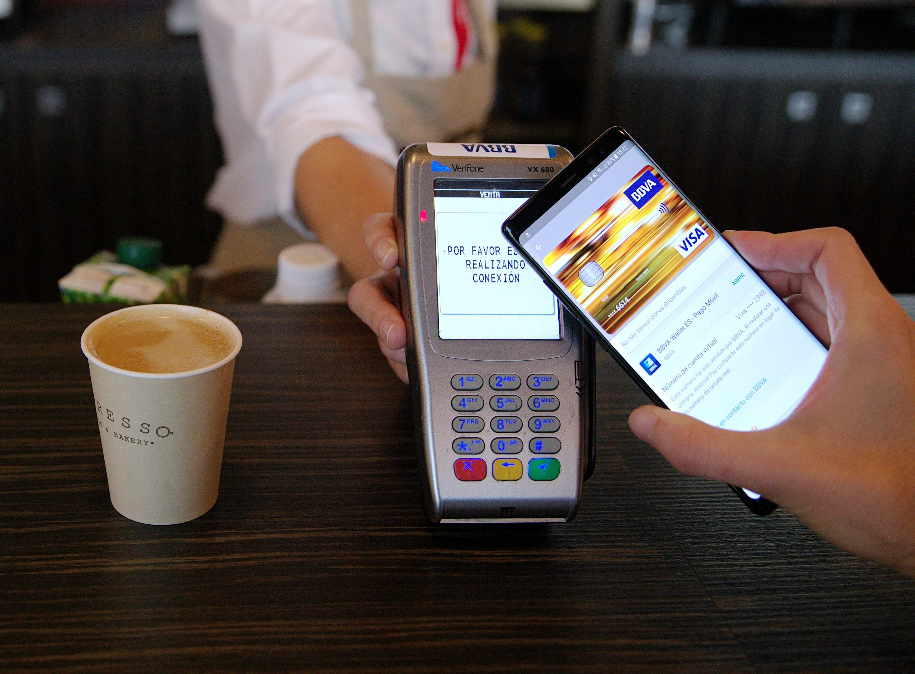 Sistema de pago con el mòvil en la restauración desde la app del BBVA.