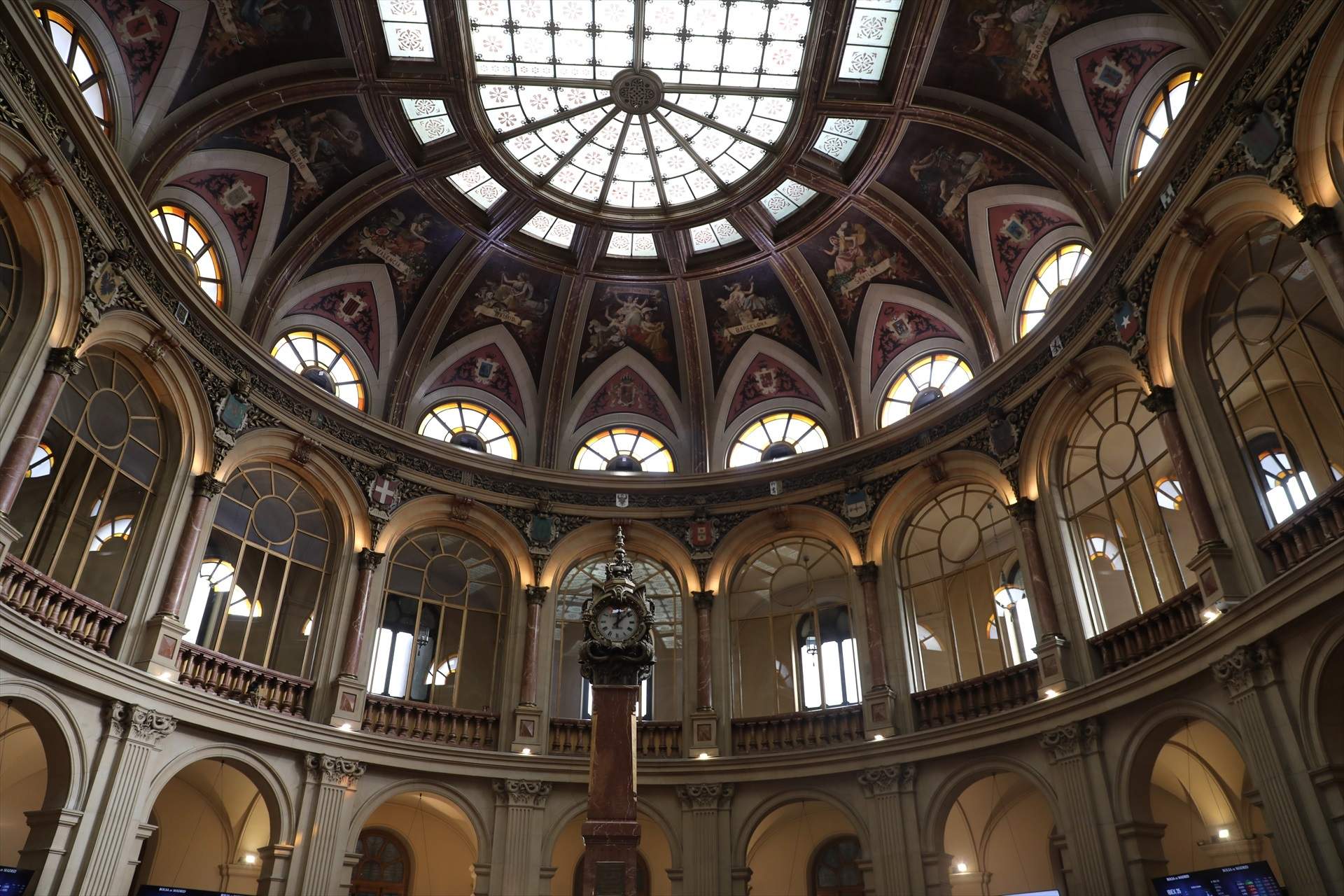 El Ibex-35 cierra la sesión con el precio del petróleo a los 102 dólares