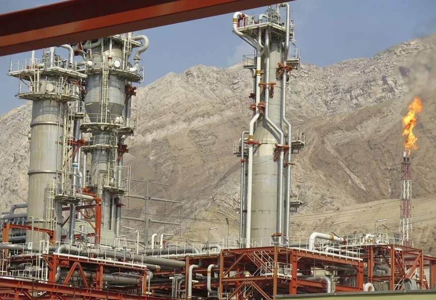 Escalada del precio del petróleo tras los ataques contra yacimientos de gas en Irán